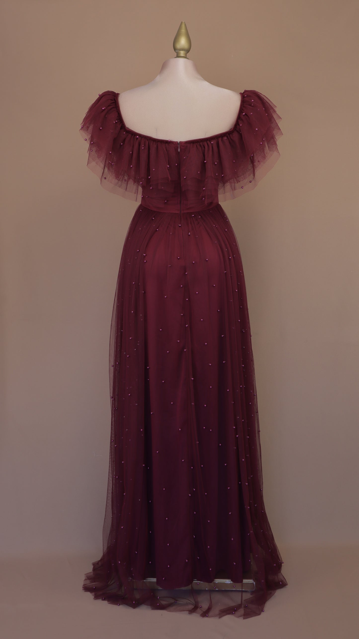 Vestido largo de tul con perlas y escote al hombro