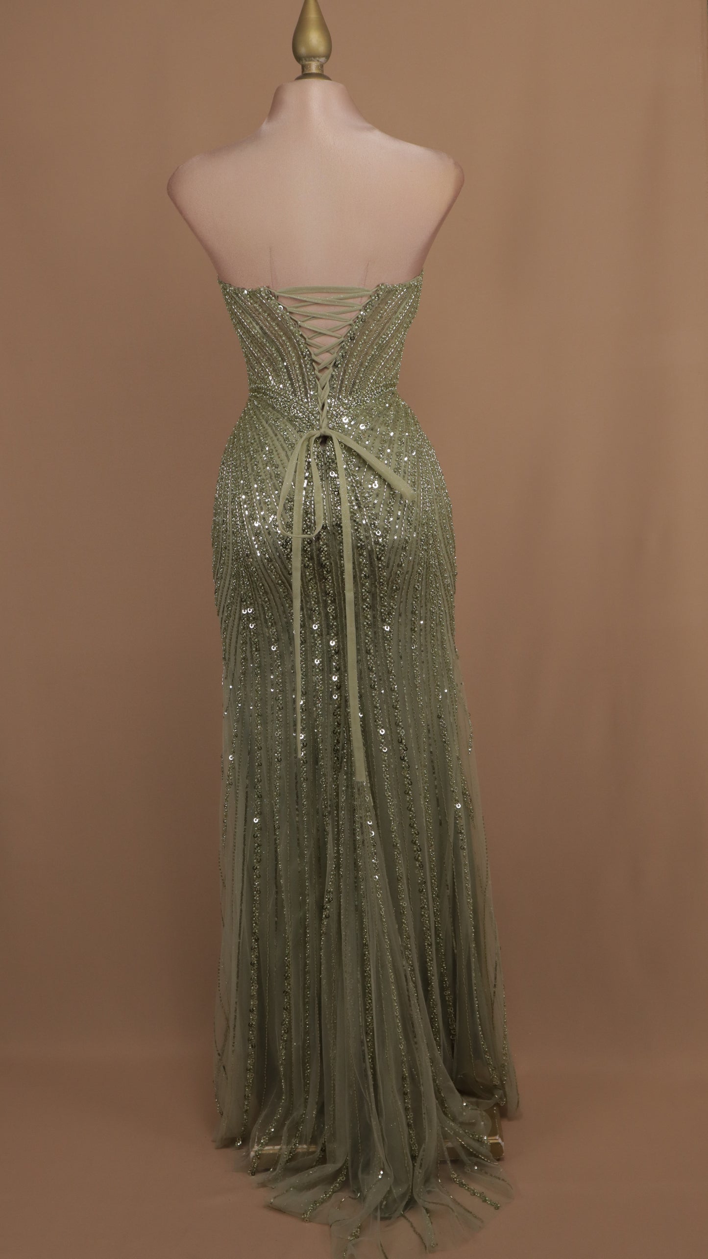 Vestido largo con pedrería y corset