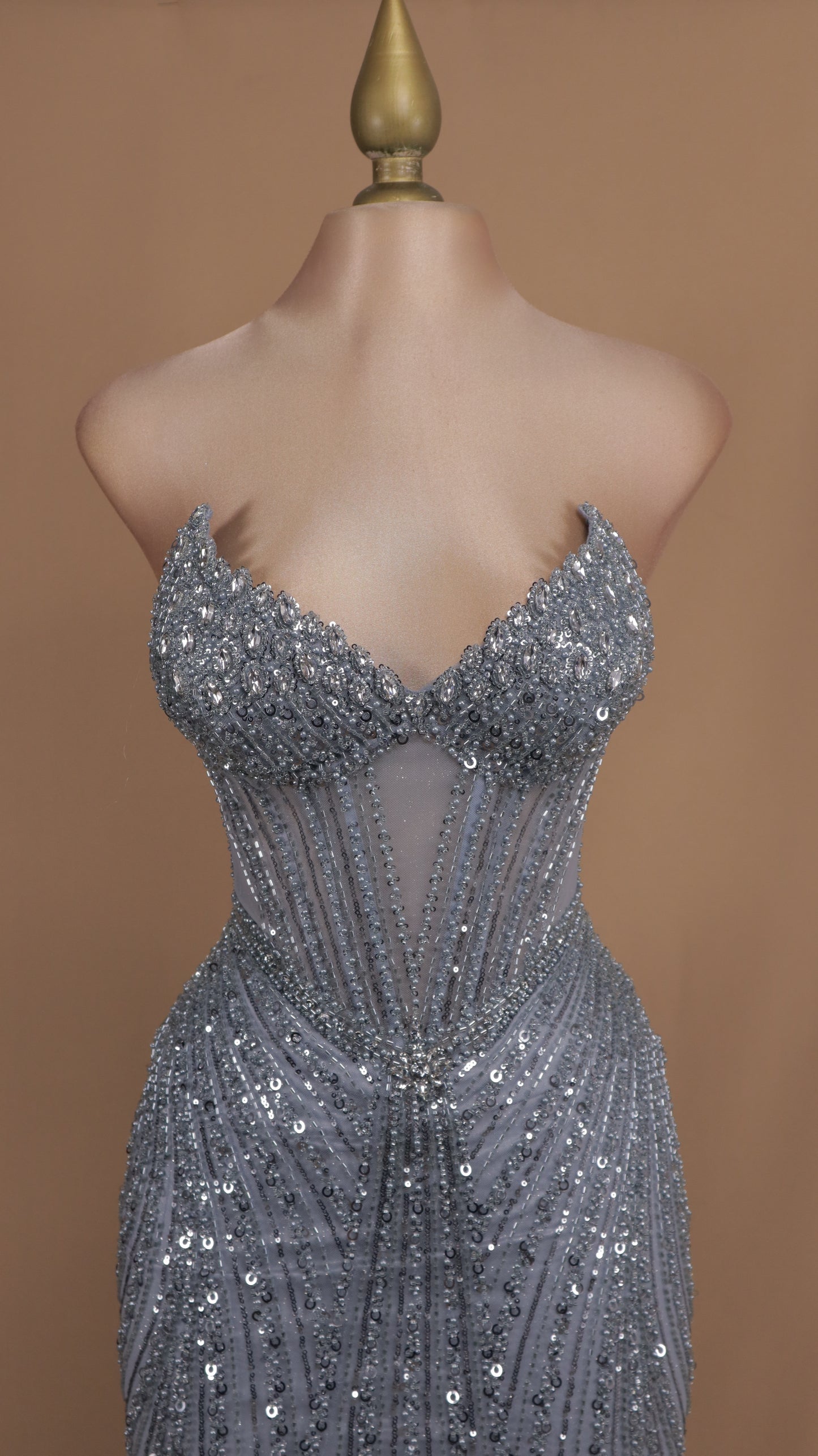 Vestido largo con pedrería y corset