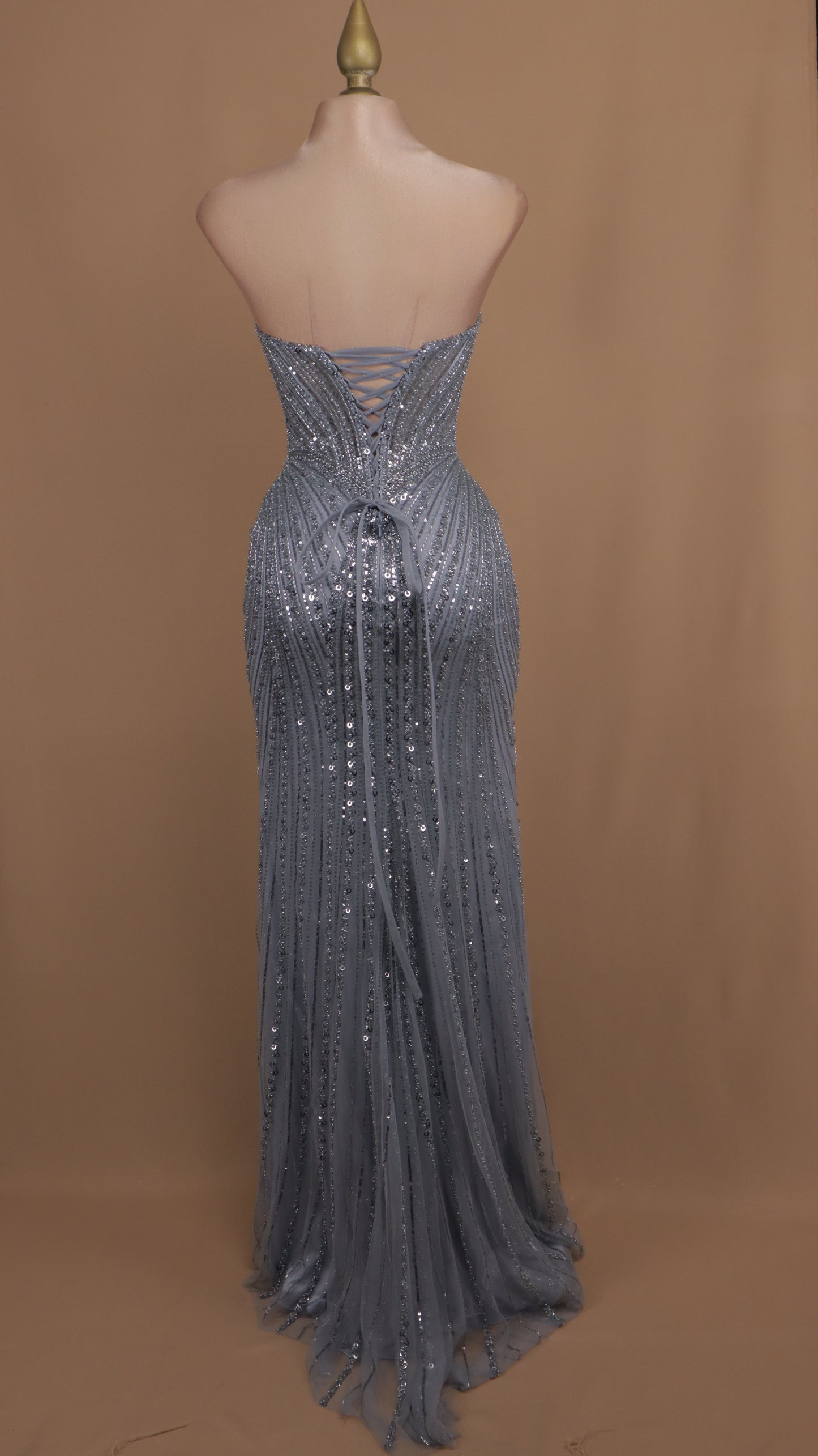 Vestido largo con pedrería y corset