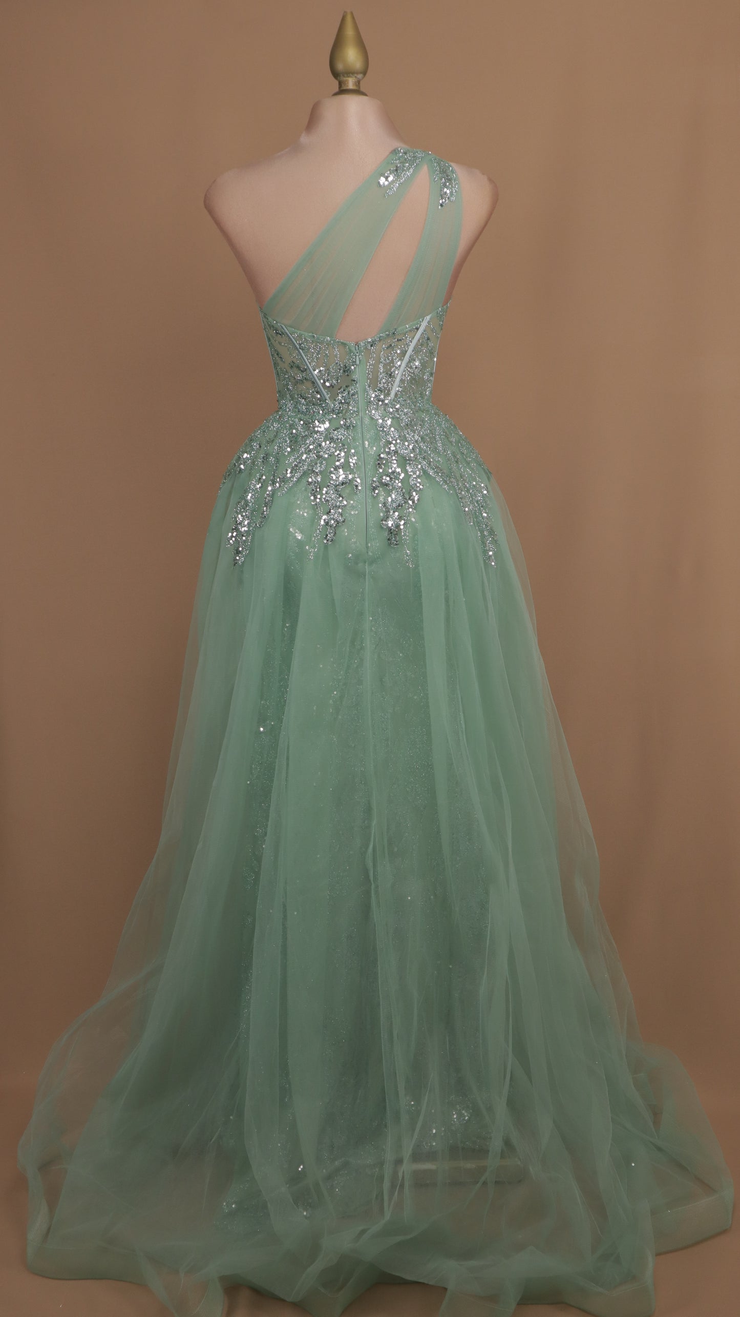 Vestido largo asimétrico con capa en falda