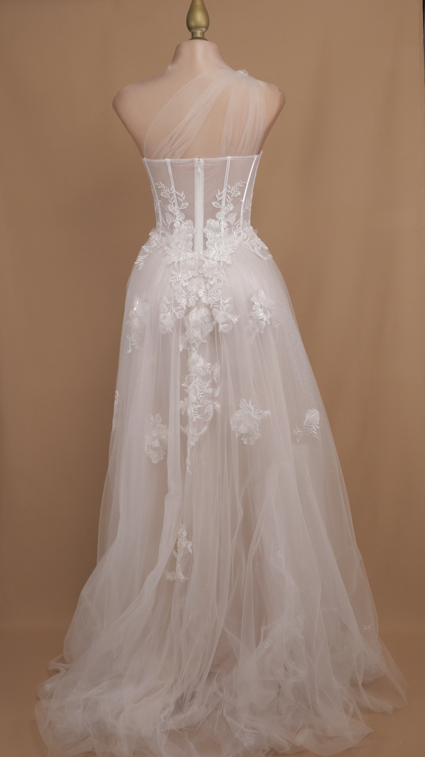 Vestido largo de novia escote asimétrico y aplicación en 3D