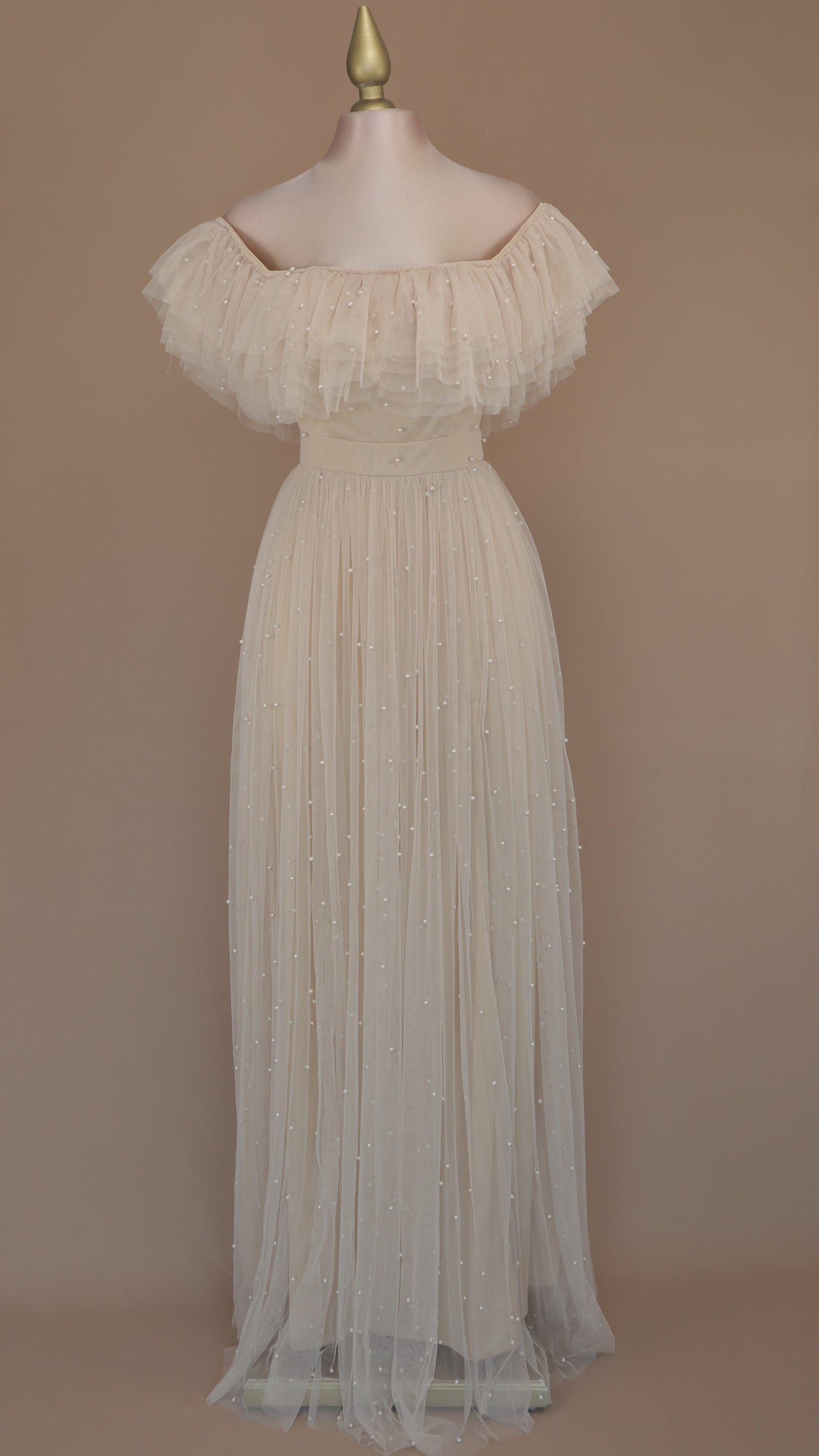 Vestido largo de tul con perlas y escote al hombro