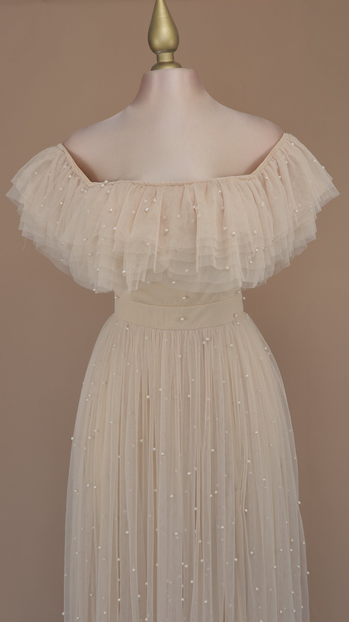 Vestido largo de tul con perlas y escote al hombro
