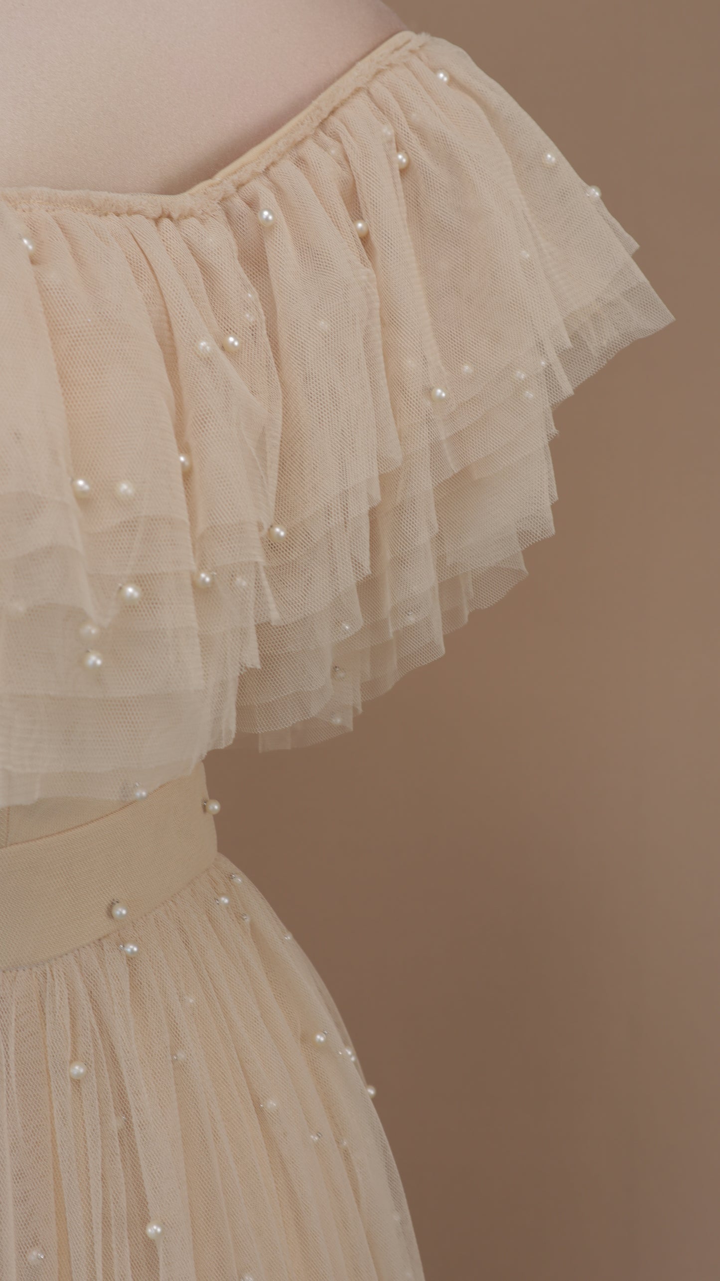 Vestido largo de tul con perlas y escote al hombro