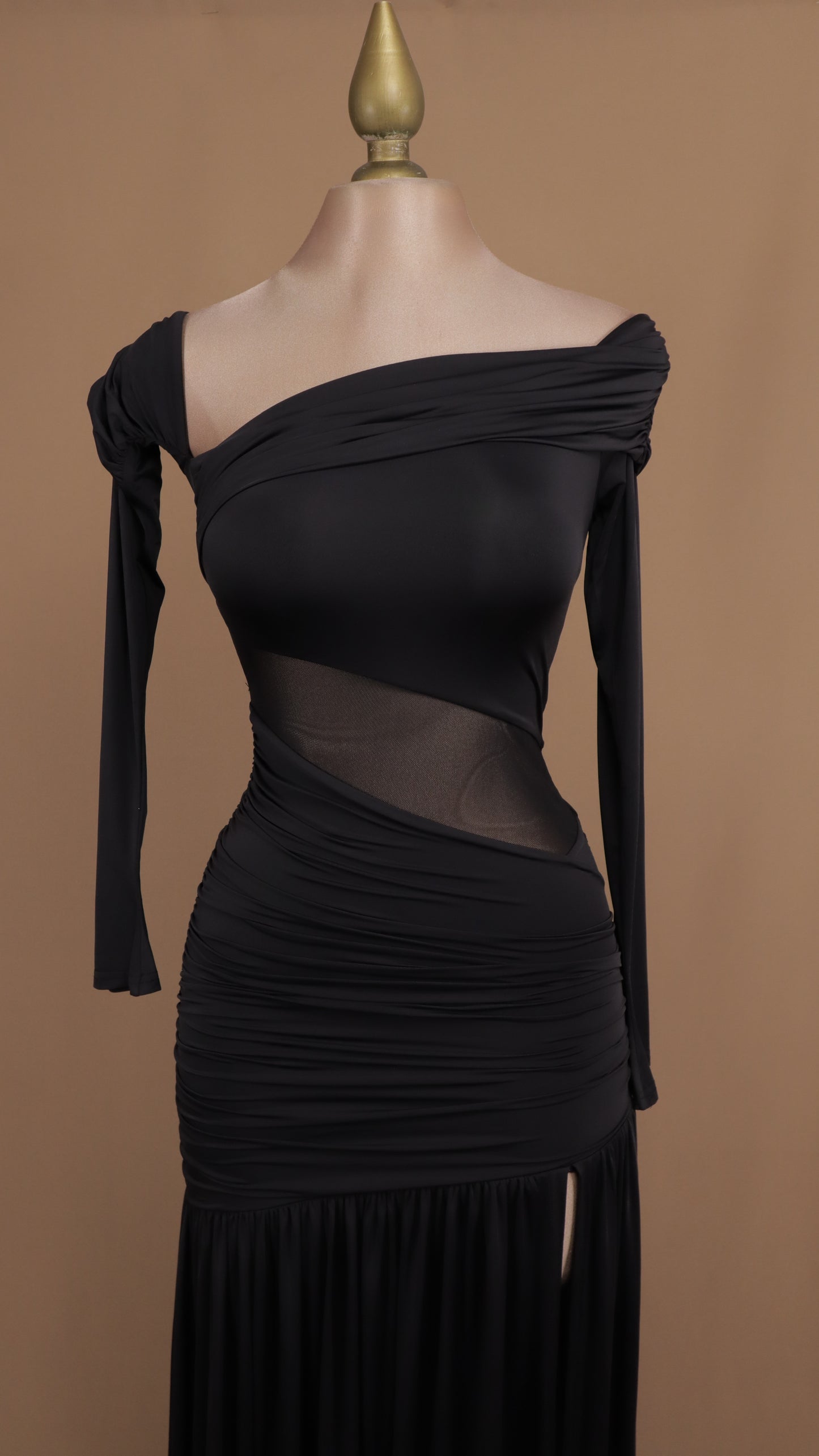 Vestido largo manga larga con transparencia en cintura