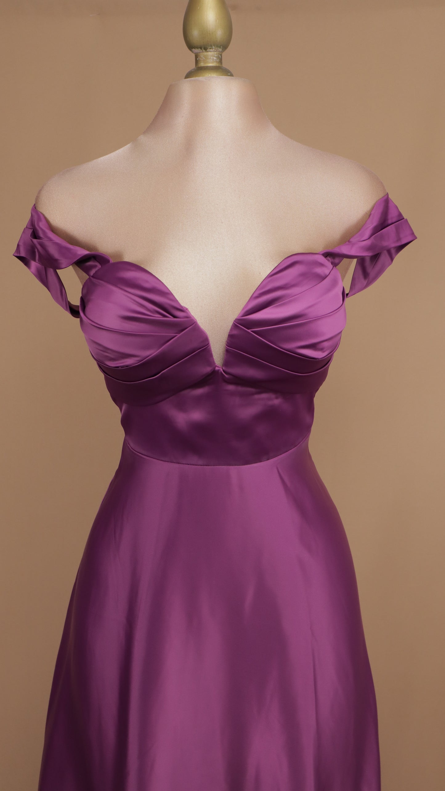 Vestido largo al hombro y línea A