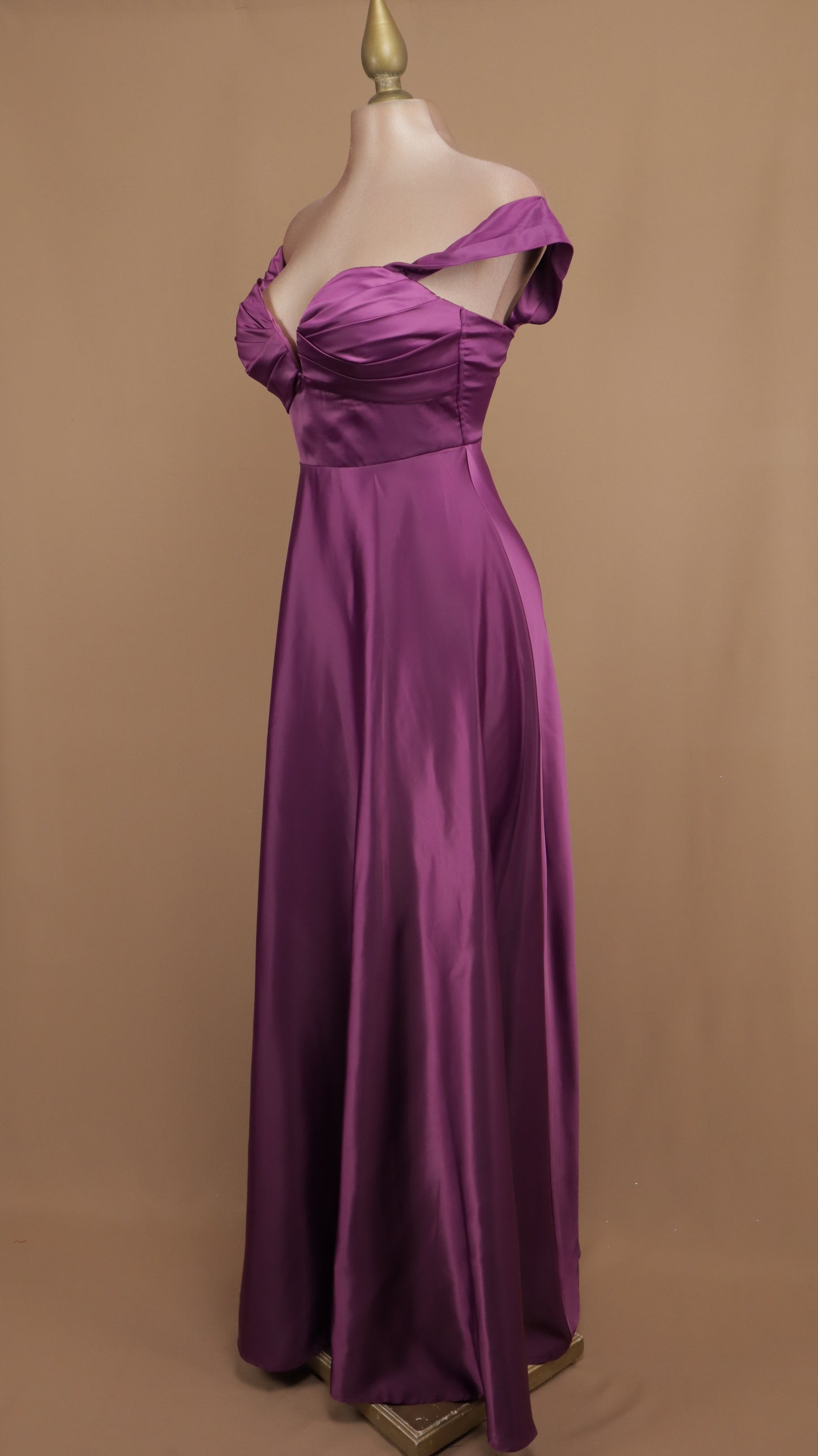 Vestido largo al hombro y línea A