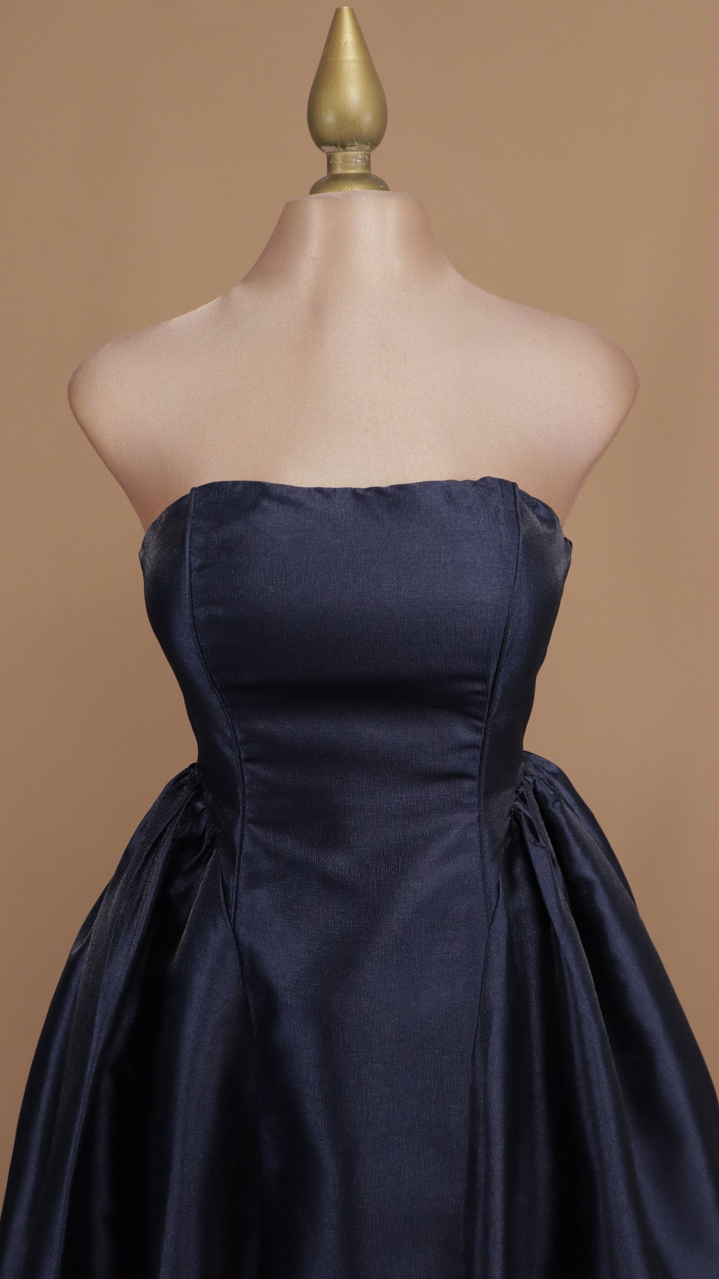 Vestido maxi estraple con línea A