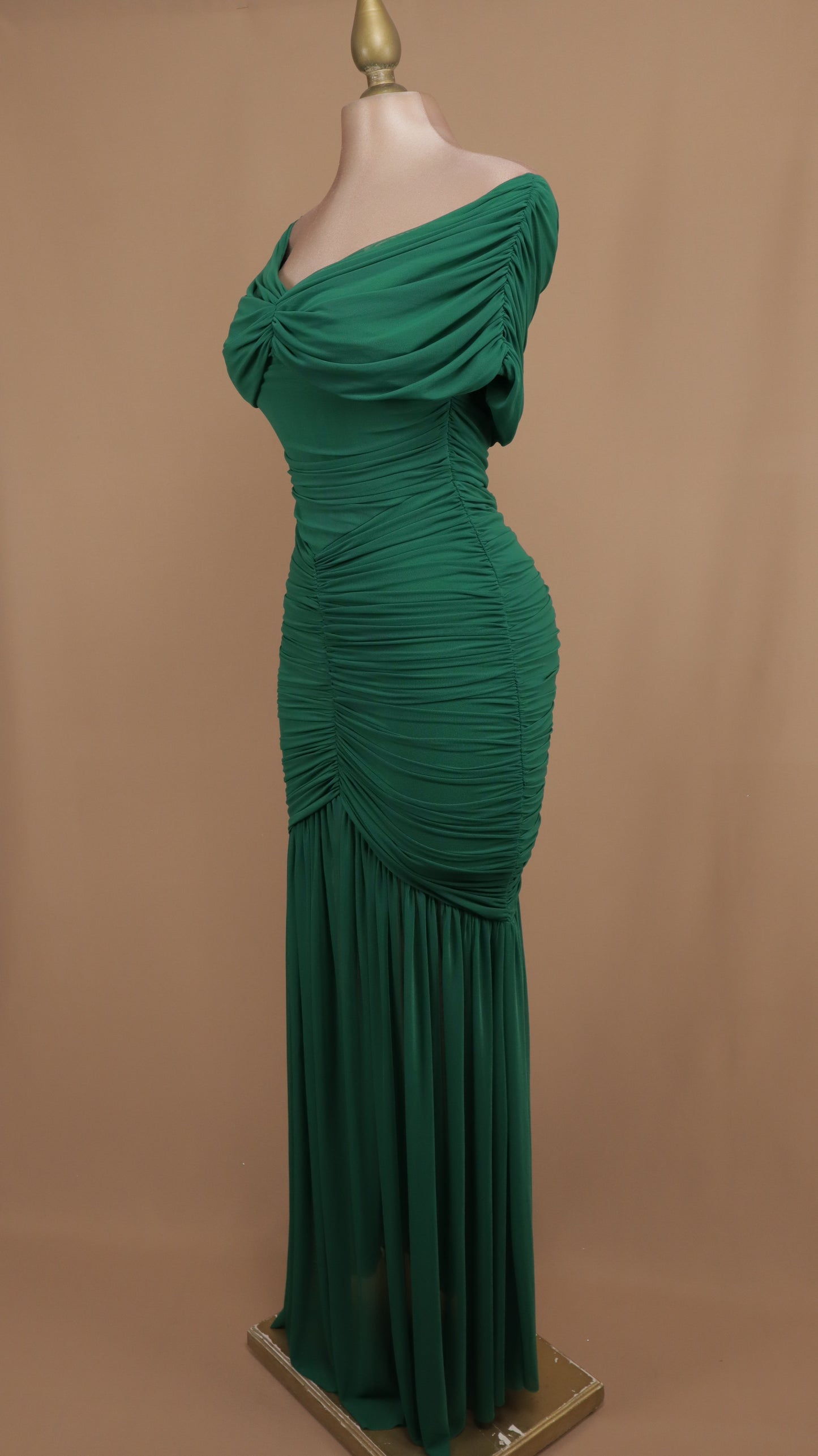 Vestido largo corrugado al hombro