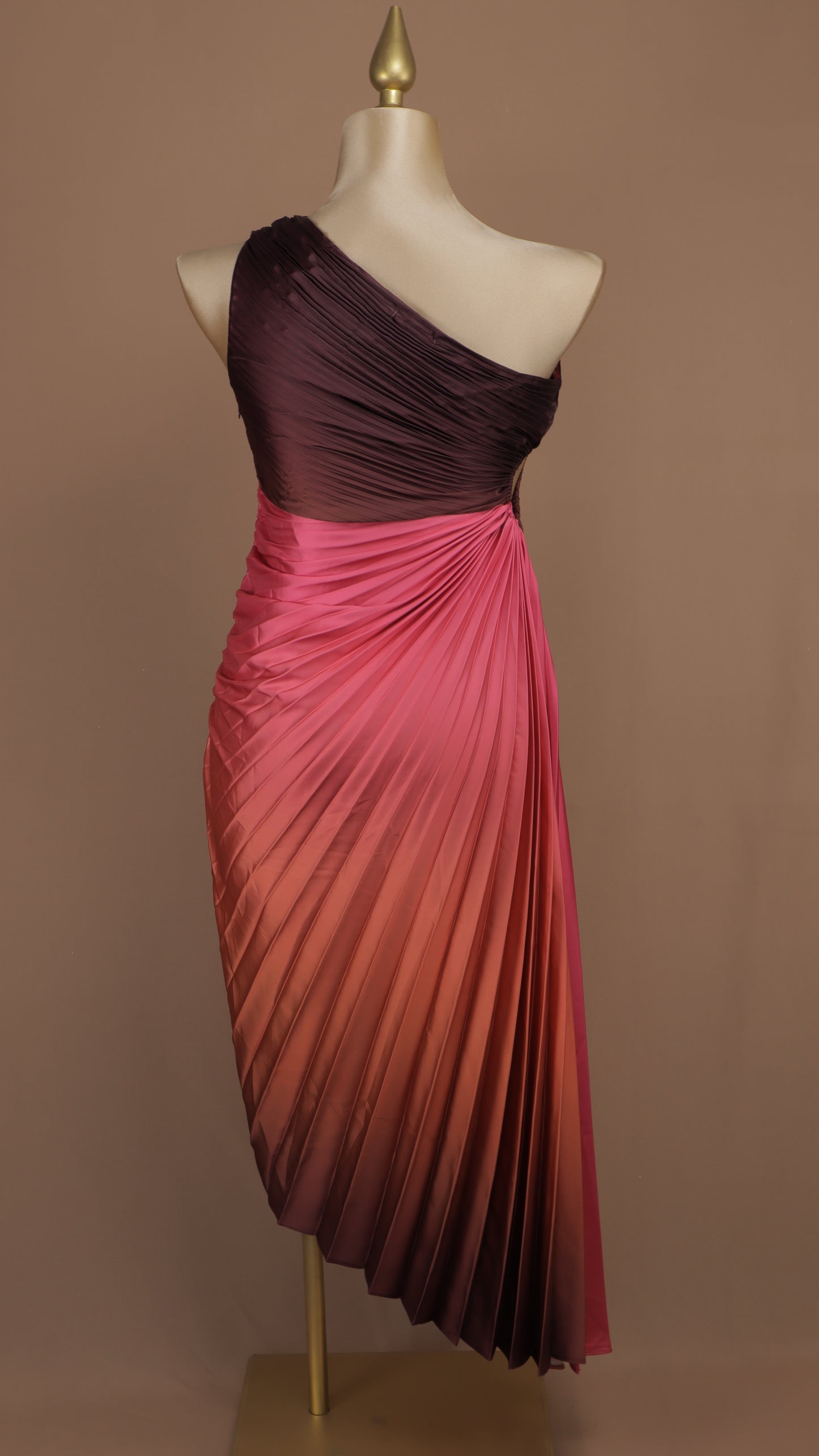 Vestido maxi plus size asimétrico y plisado