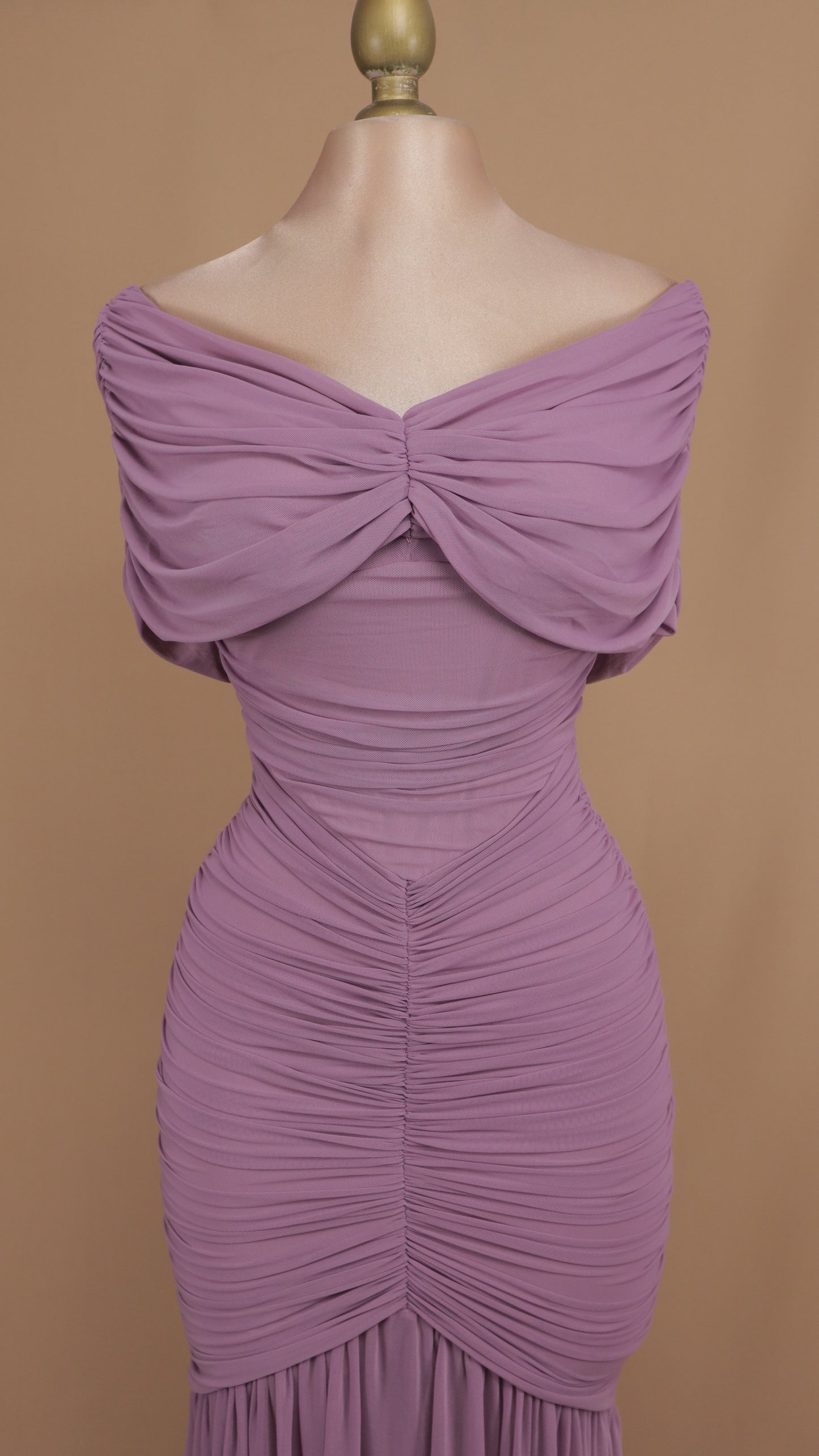 Vestido largo corrugado al hombro