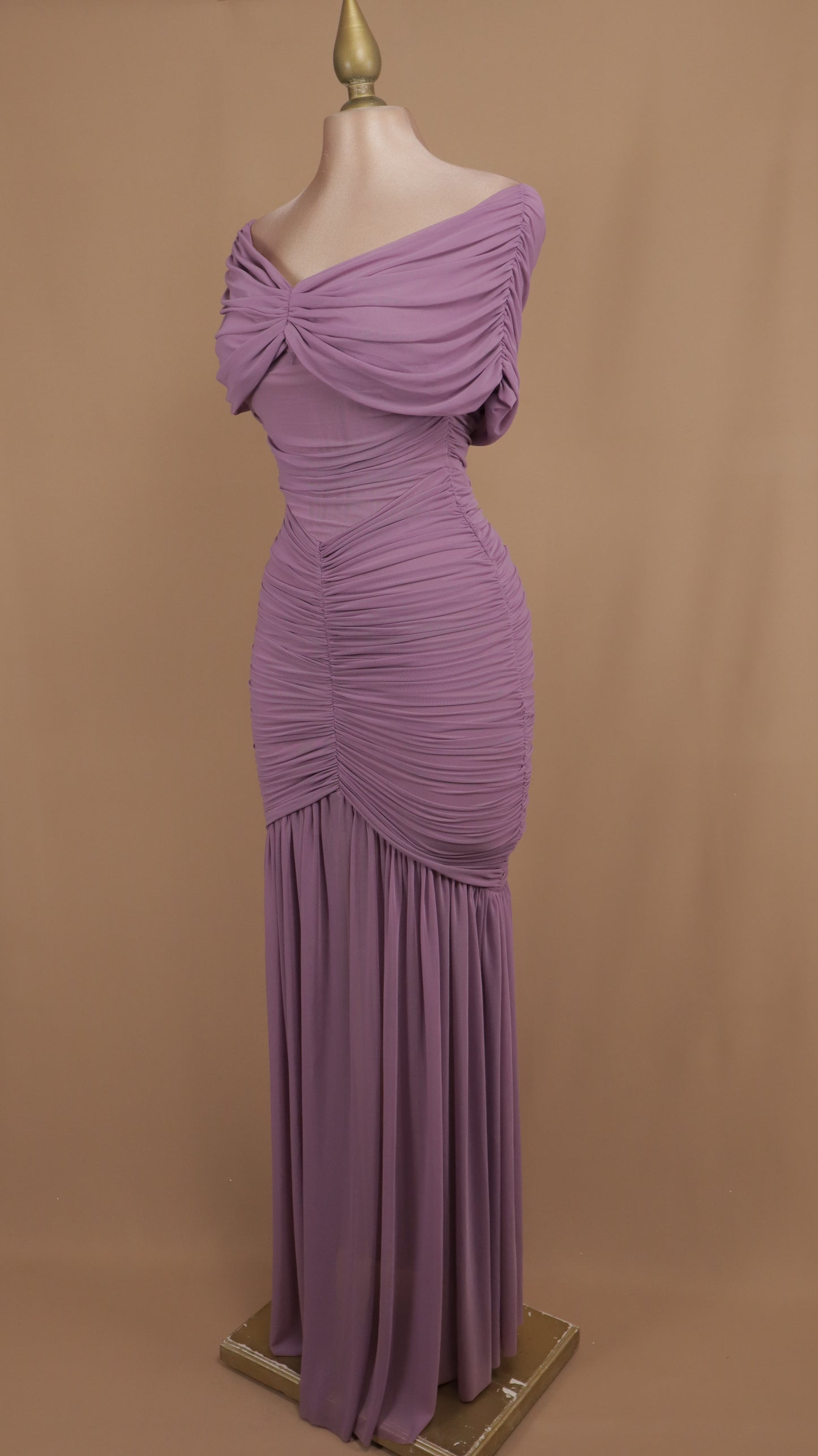 Vestido largo corrugado al hombro
