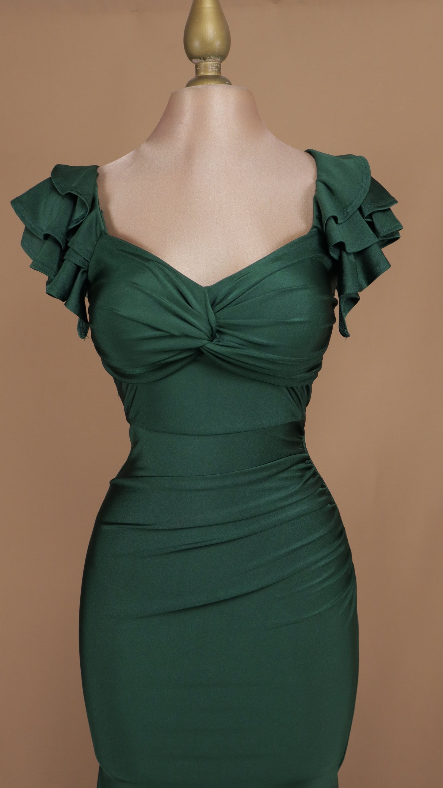 Vestido de licra con manga de olanes y abertura