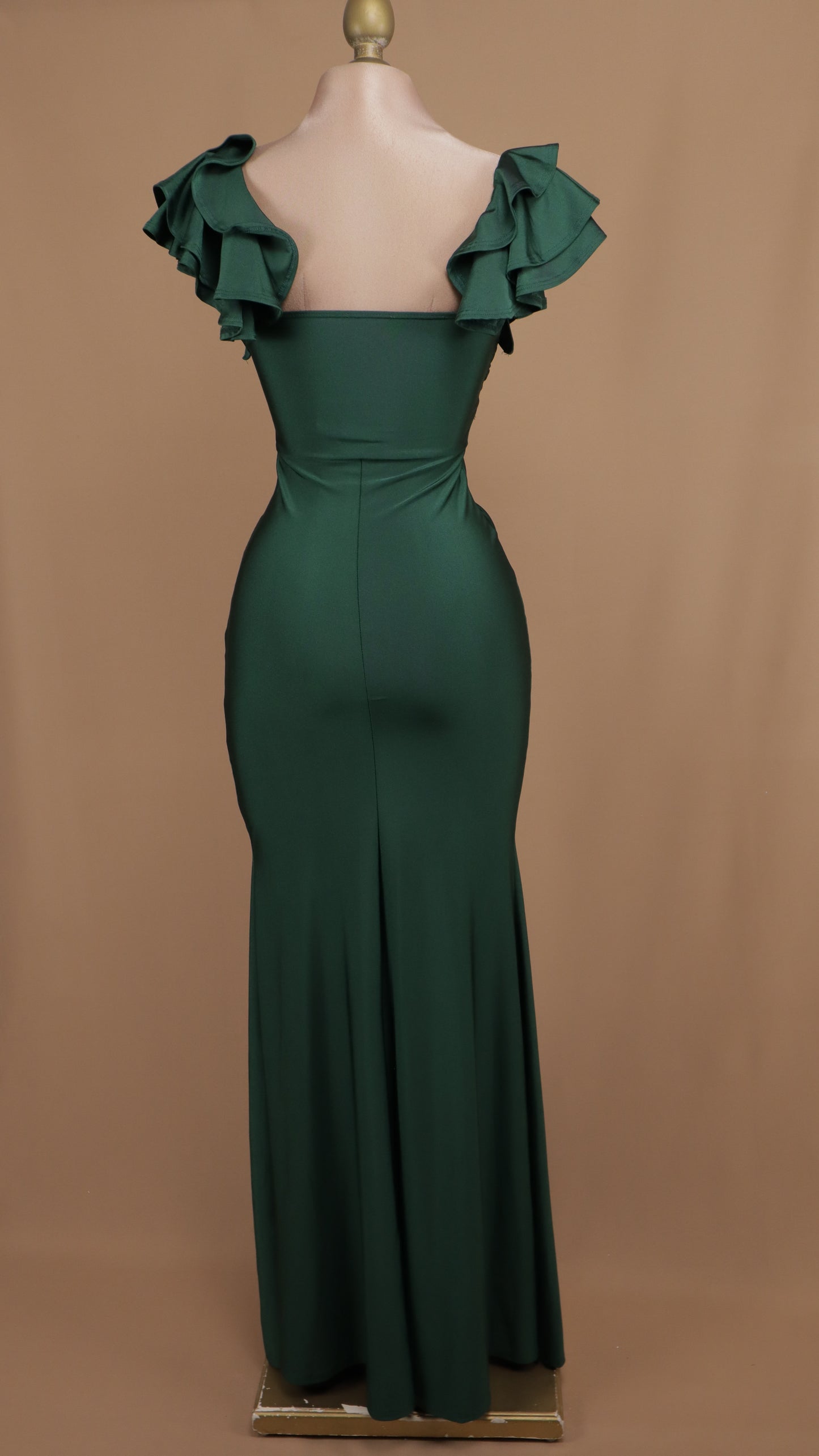 Vestido de licra con manga de olanes y abertura