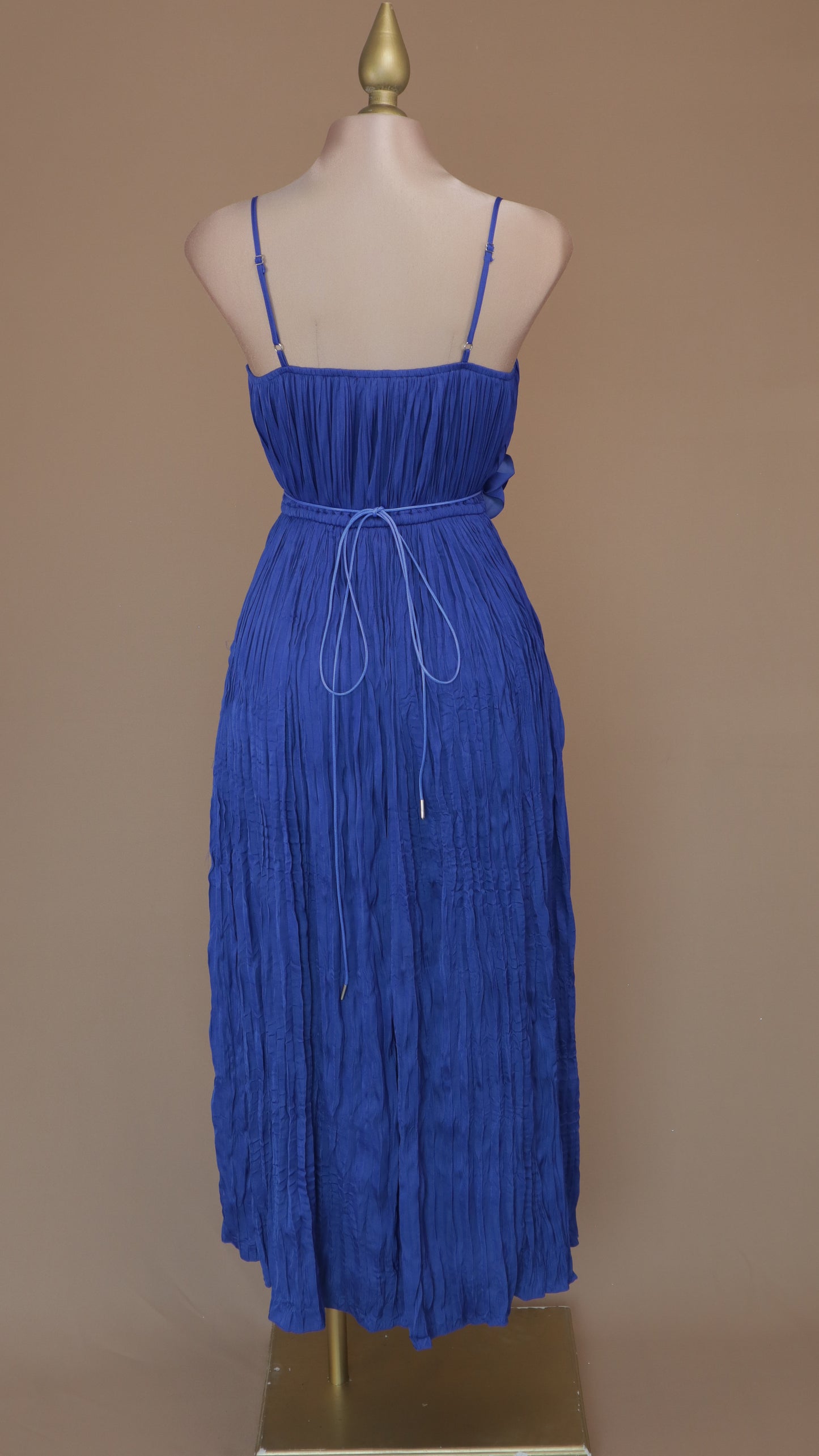 Vestido maxi plisado con flor