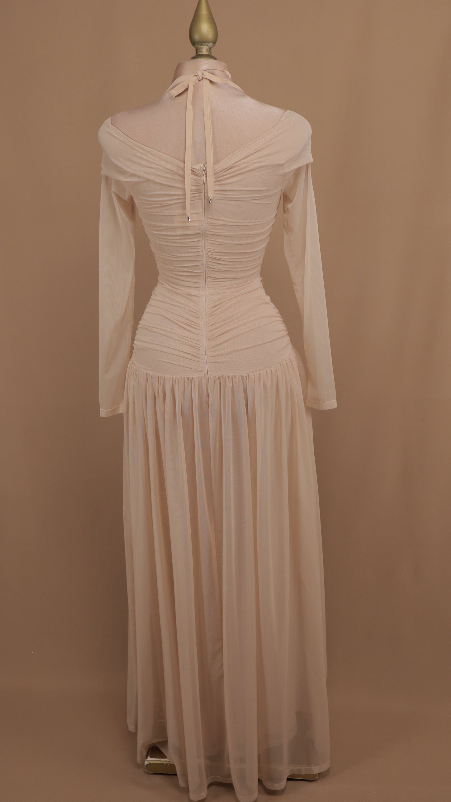 Vestido largo manga larga con escote en cintura