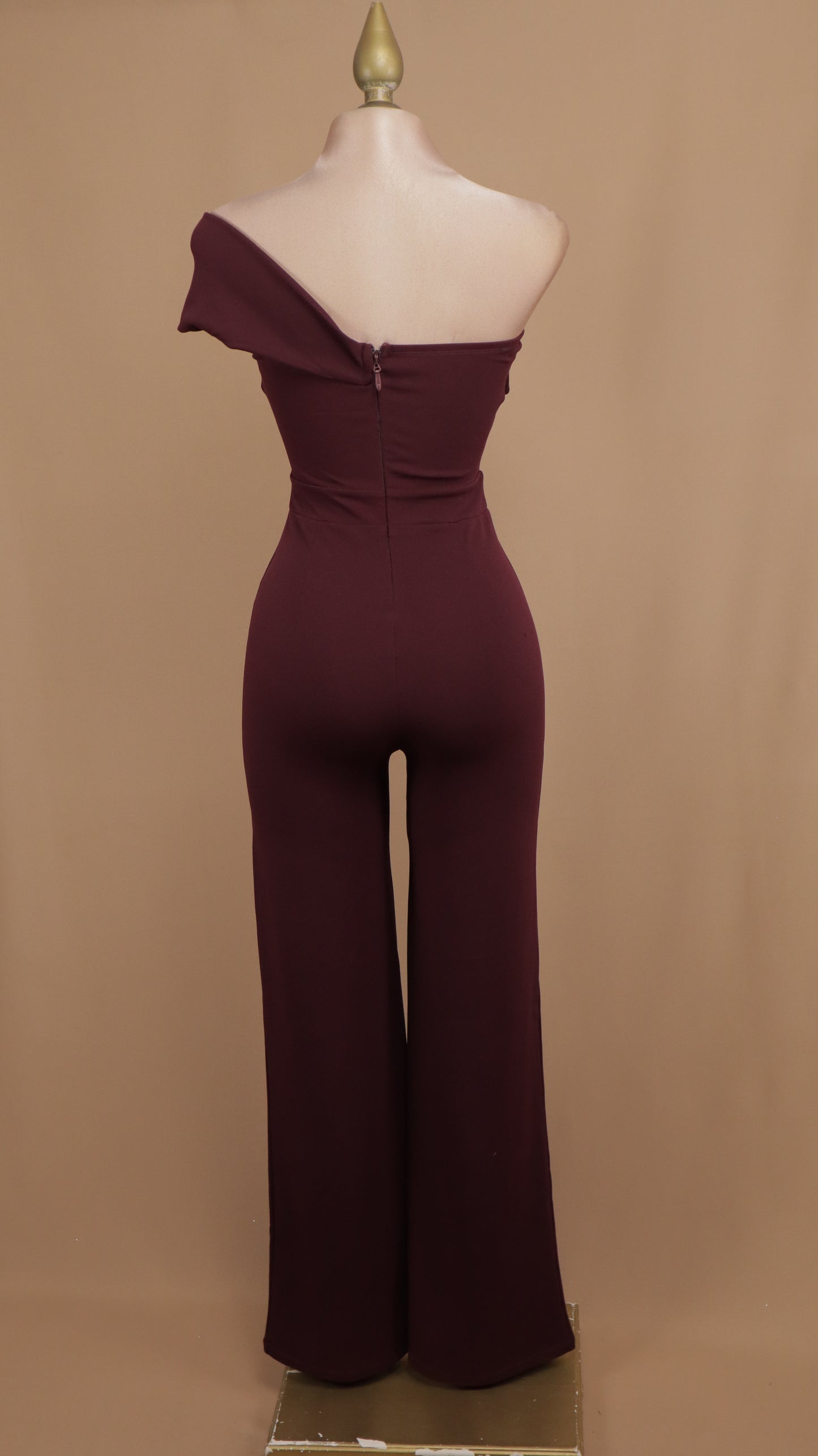 Palazzo asimétrico con aplicación en botón en hombro