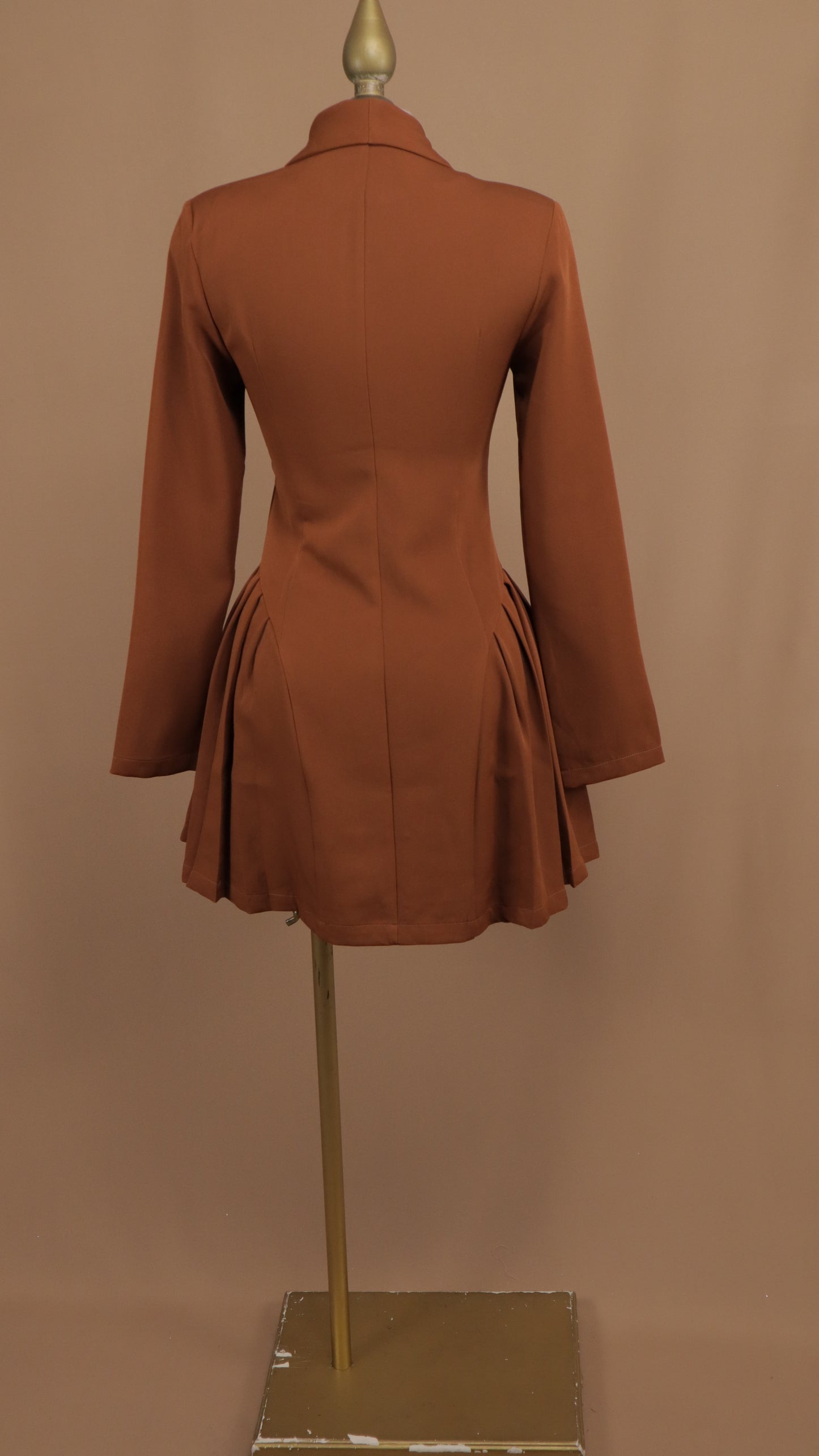 Vestido corto con manga larga y botón dorado