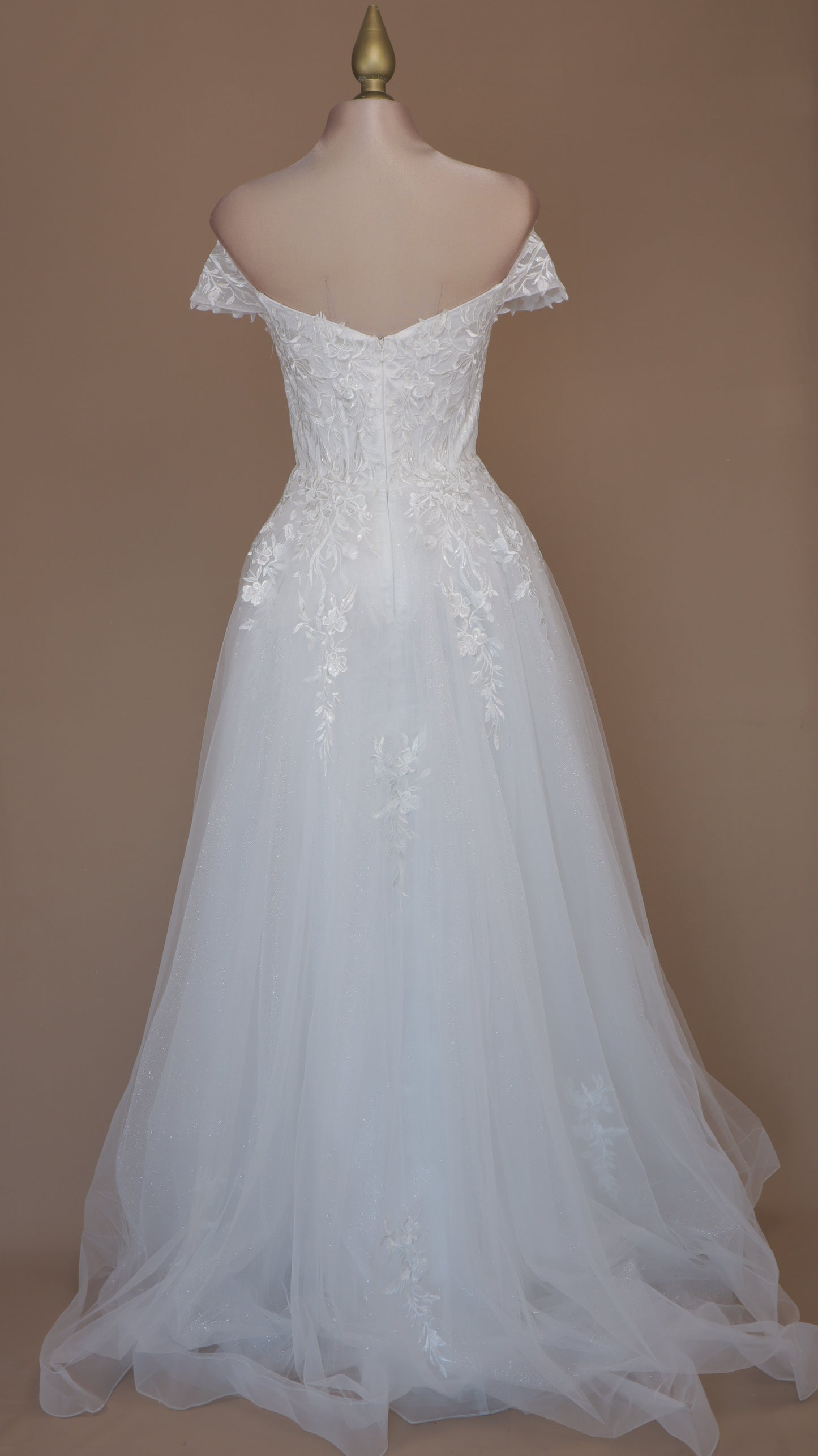 Vestido largo de novia con bordado y escote al hombro