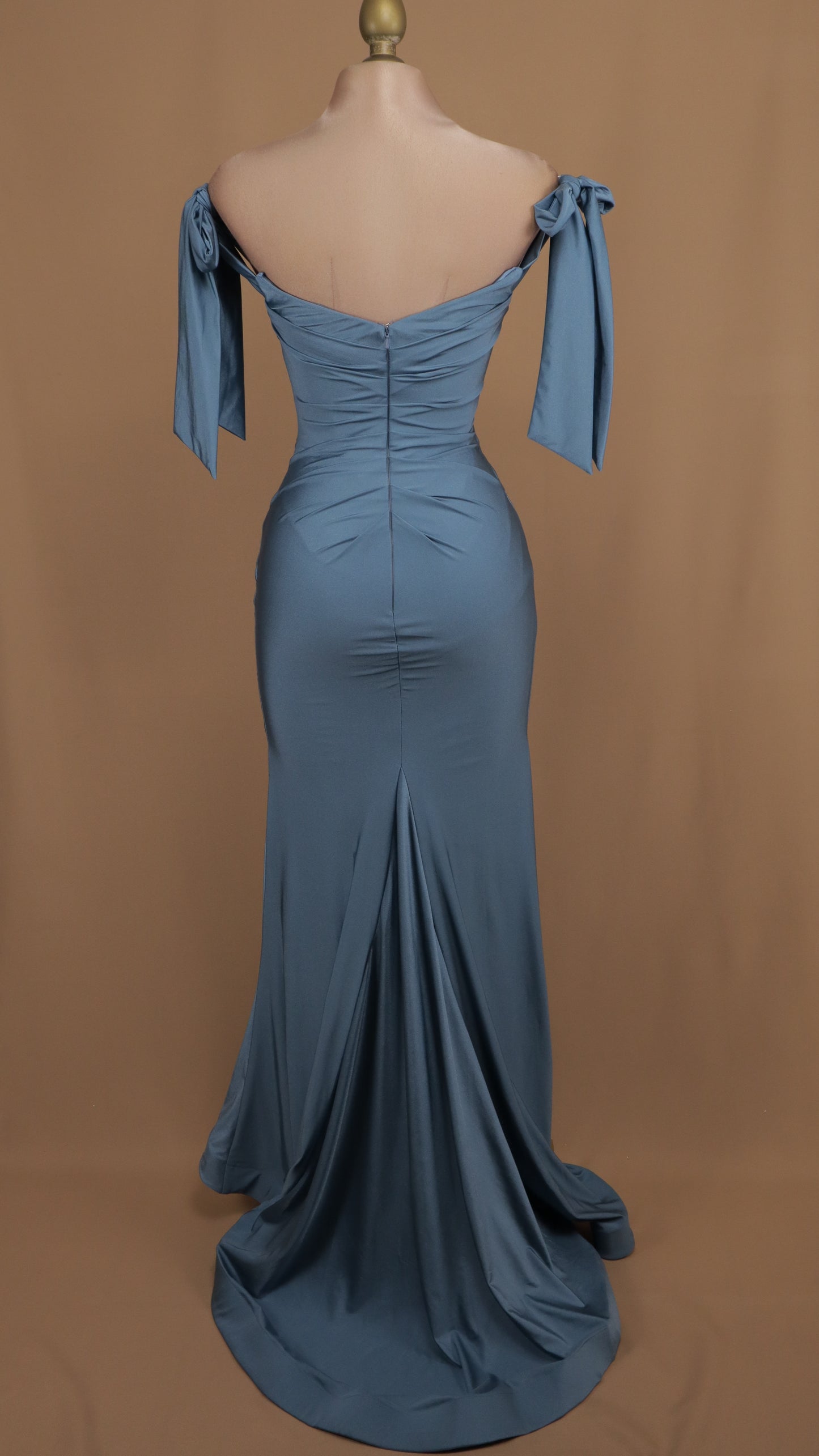 Vestido largo con escote al hombro y abertura en pierna