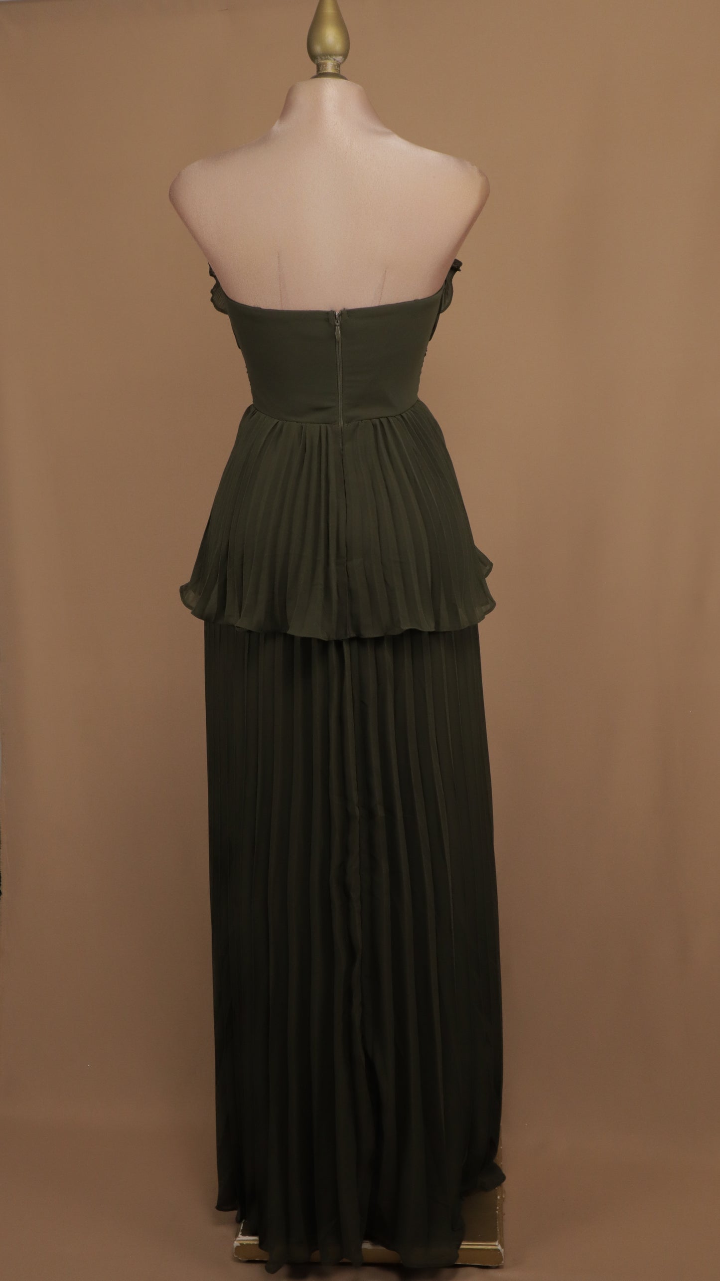 Vestido largo estraple y plisado en falda