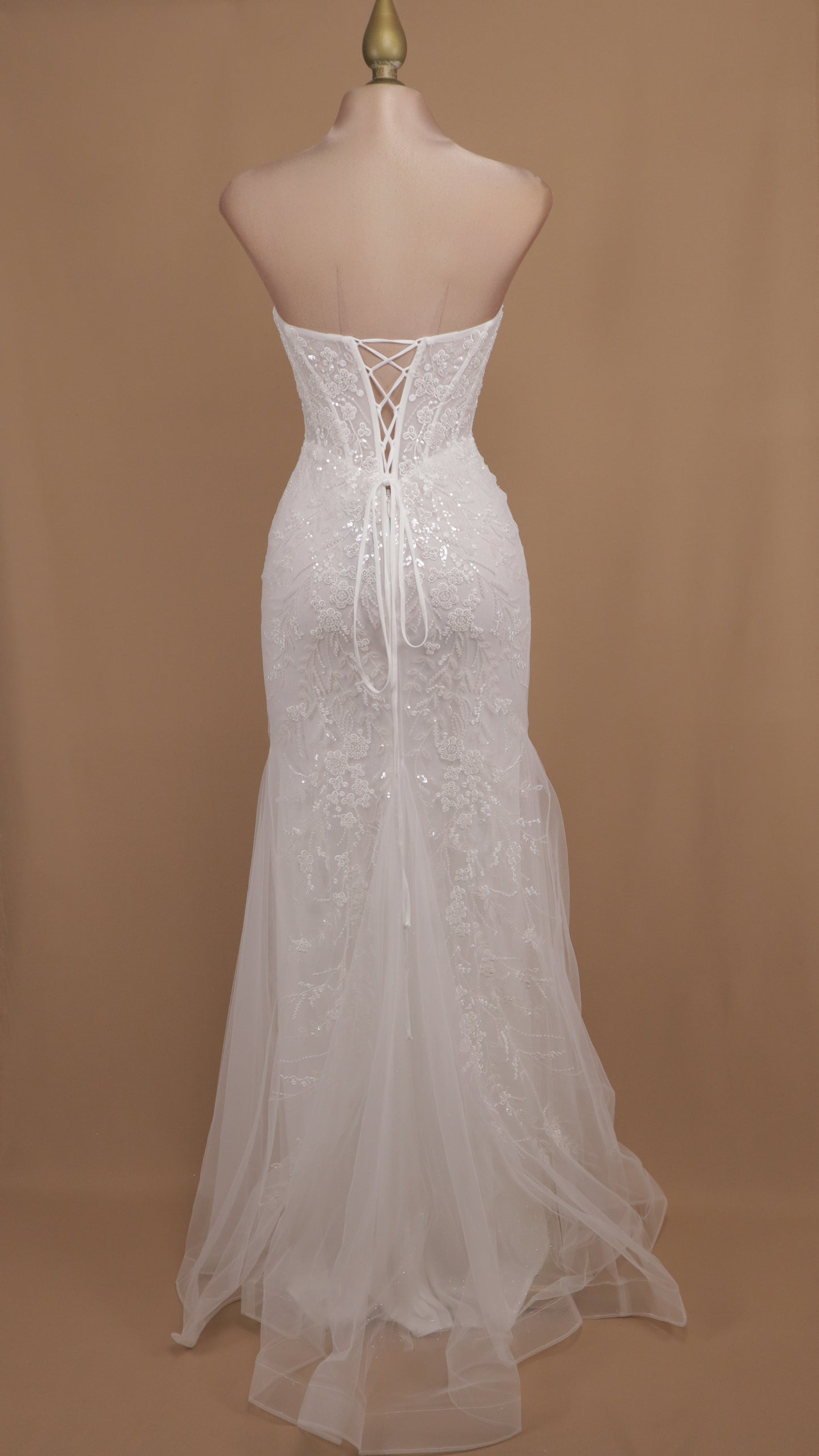 Vestido largo de novia estraple con aplicación