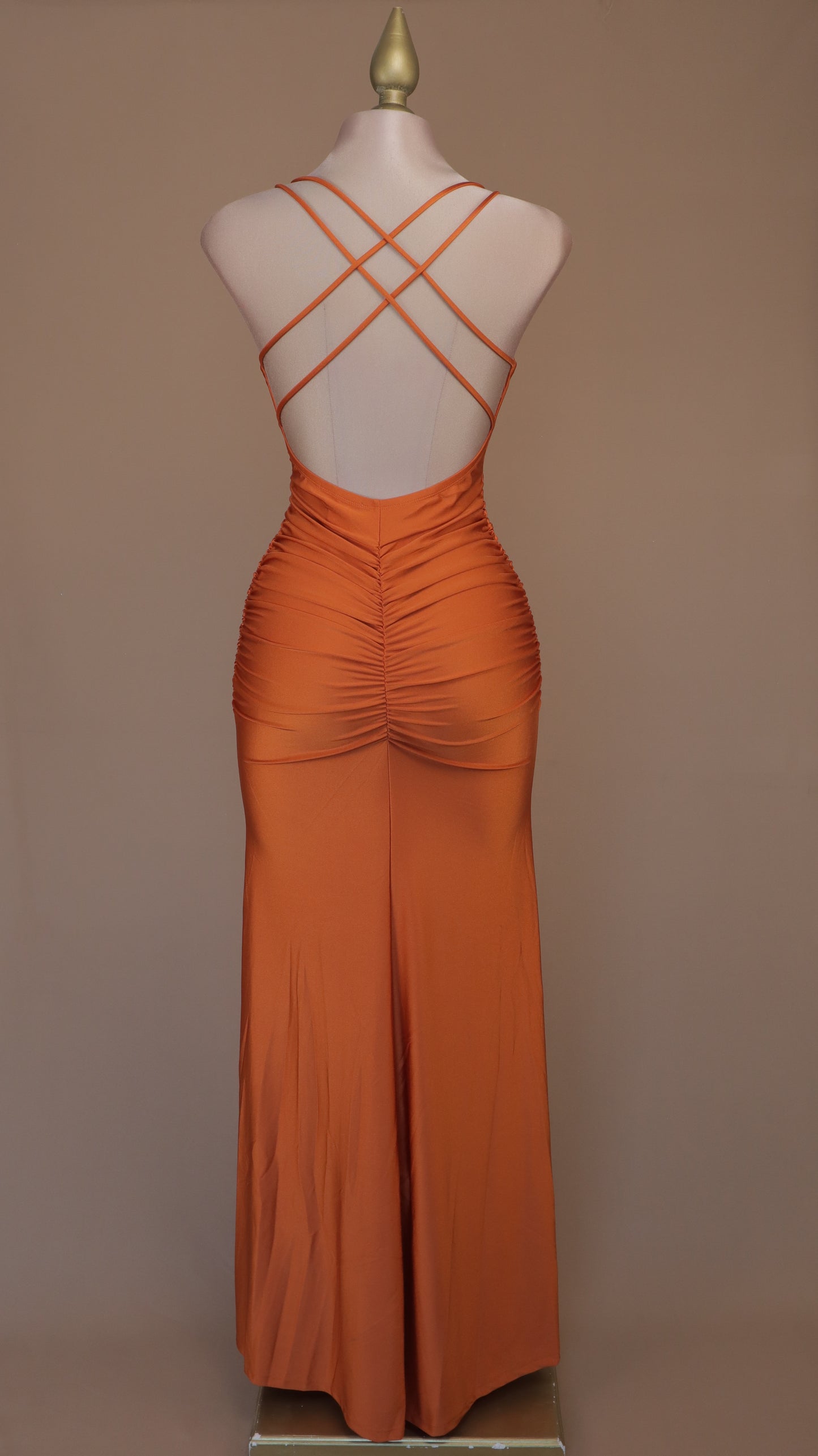 Vestido largo de licra con escote cruzado en la espalda