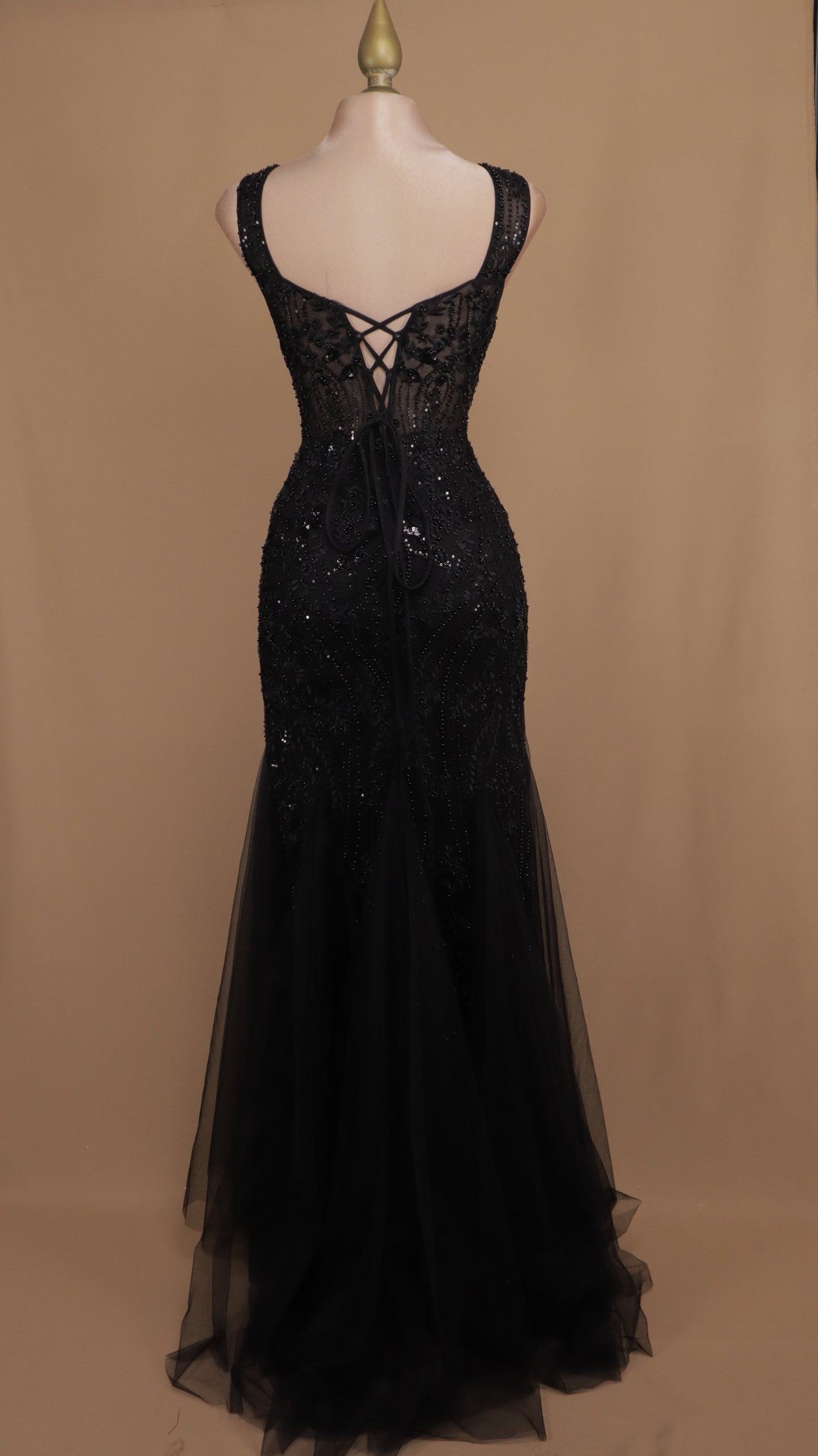 Vestido largo con tirantes y aplicación