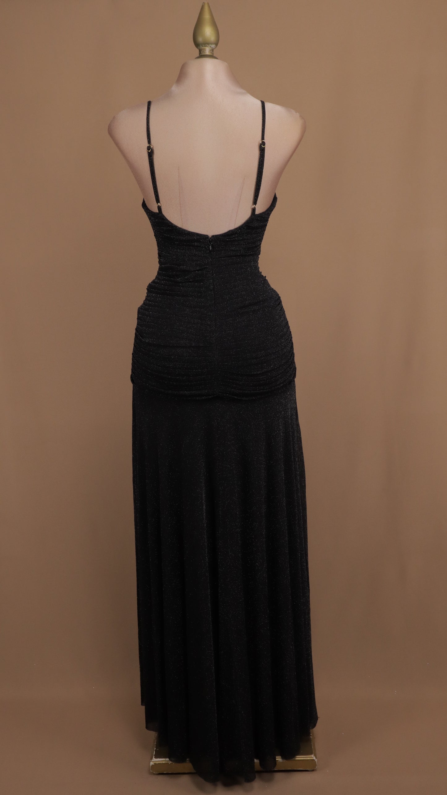 Vestido largo con escote en la espalda y tirante con destello