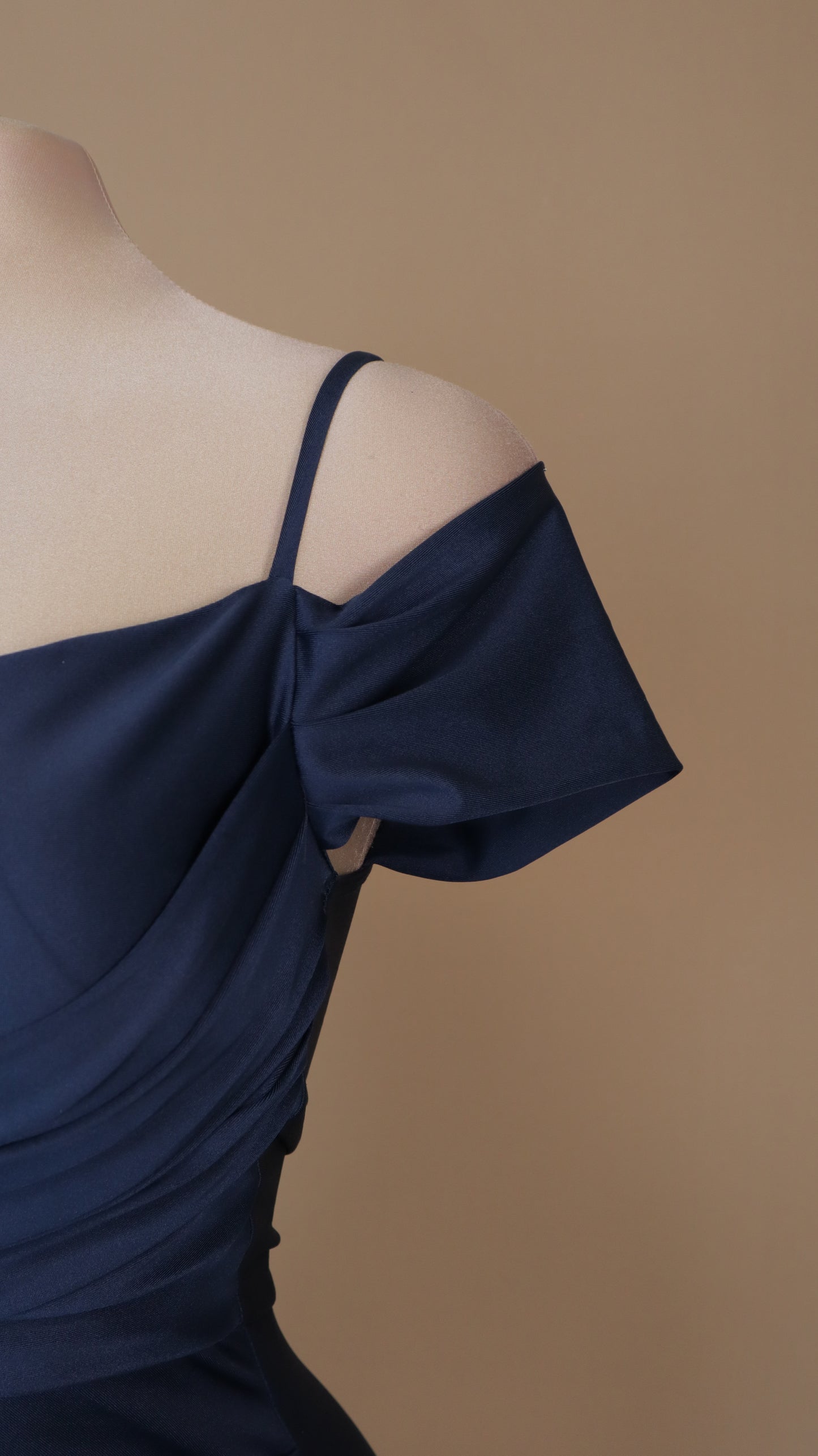 Vestido de licra a los hombros con abertura
