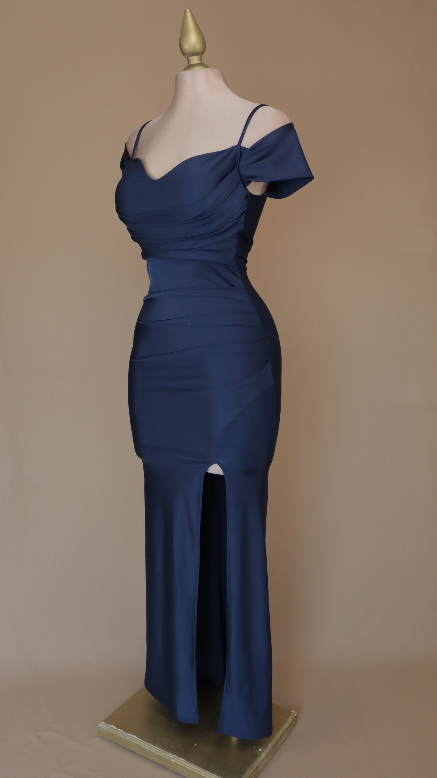 Vestido de licra a los hombros con abertura