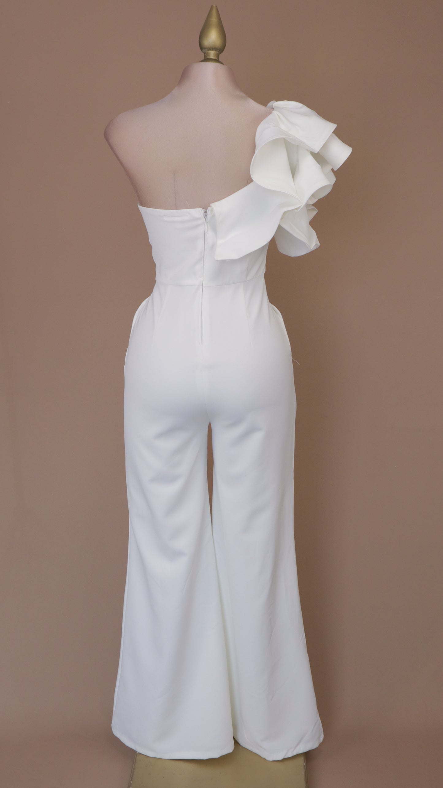 Palazzo asimétrico con escarola en hombro