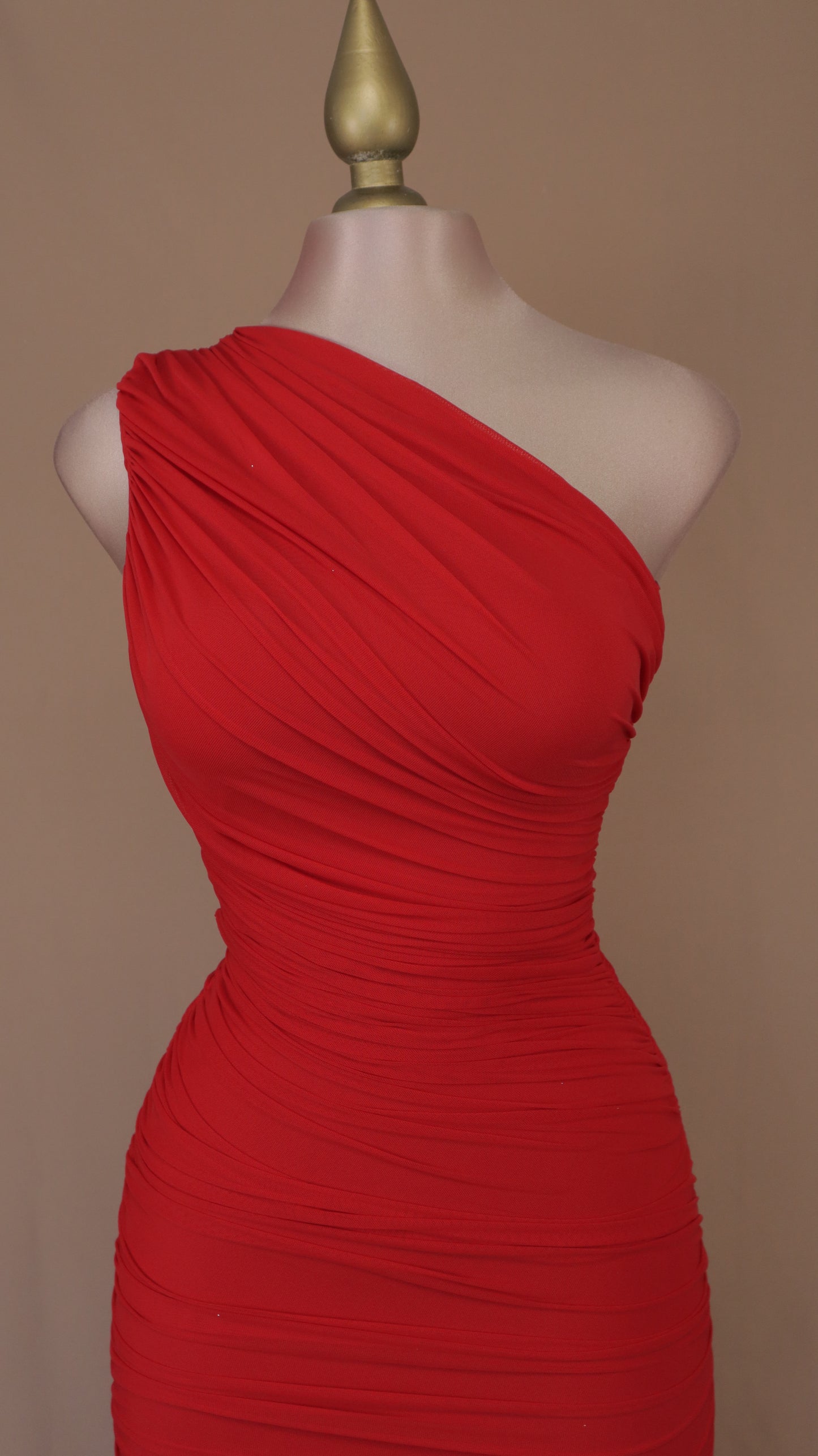 Vestido largo asimétrico y corrugado