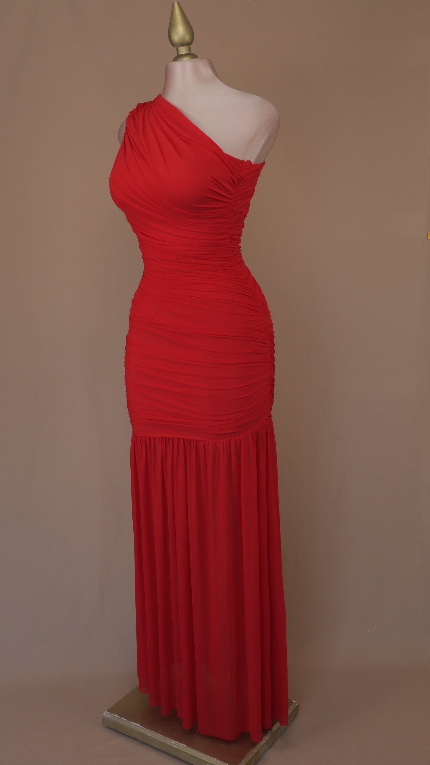 Vestido largo asimétrico y corrugado