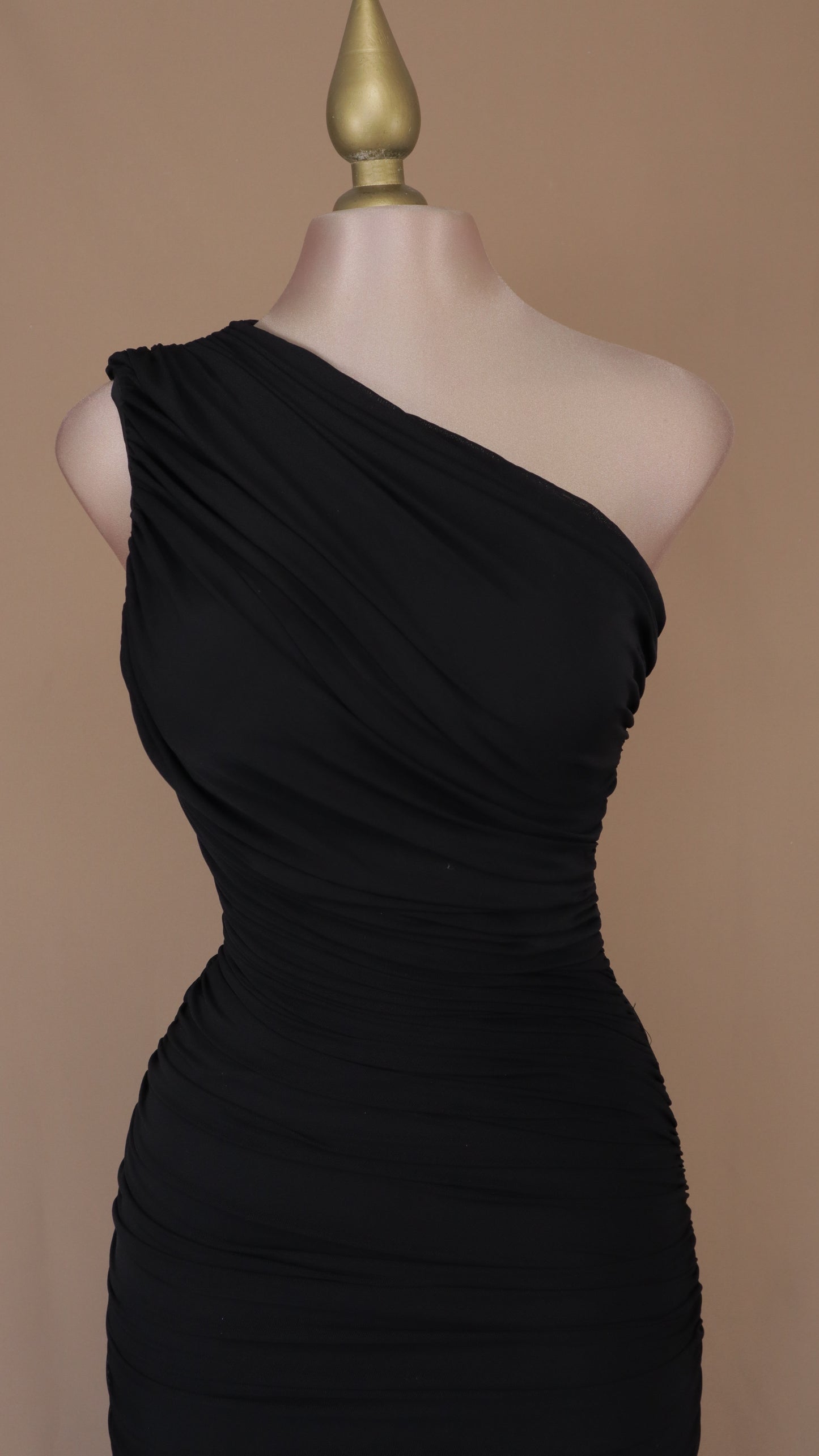 Vestido largo asimétrico y corrugado