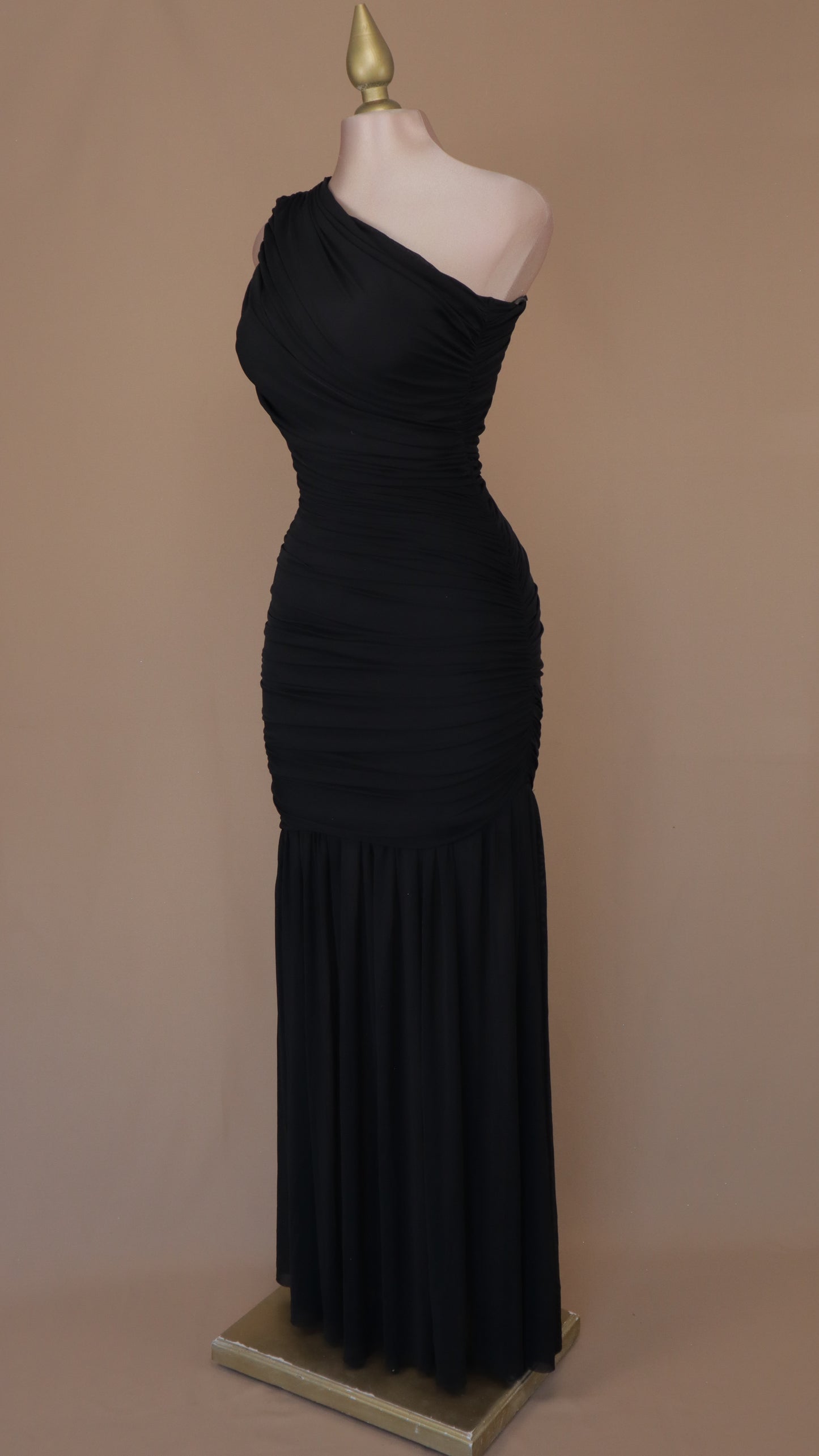 Vestido largo asimétrico y corrugado