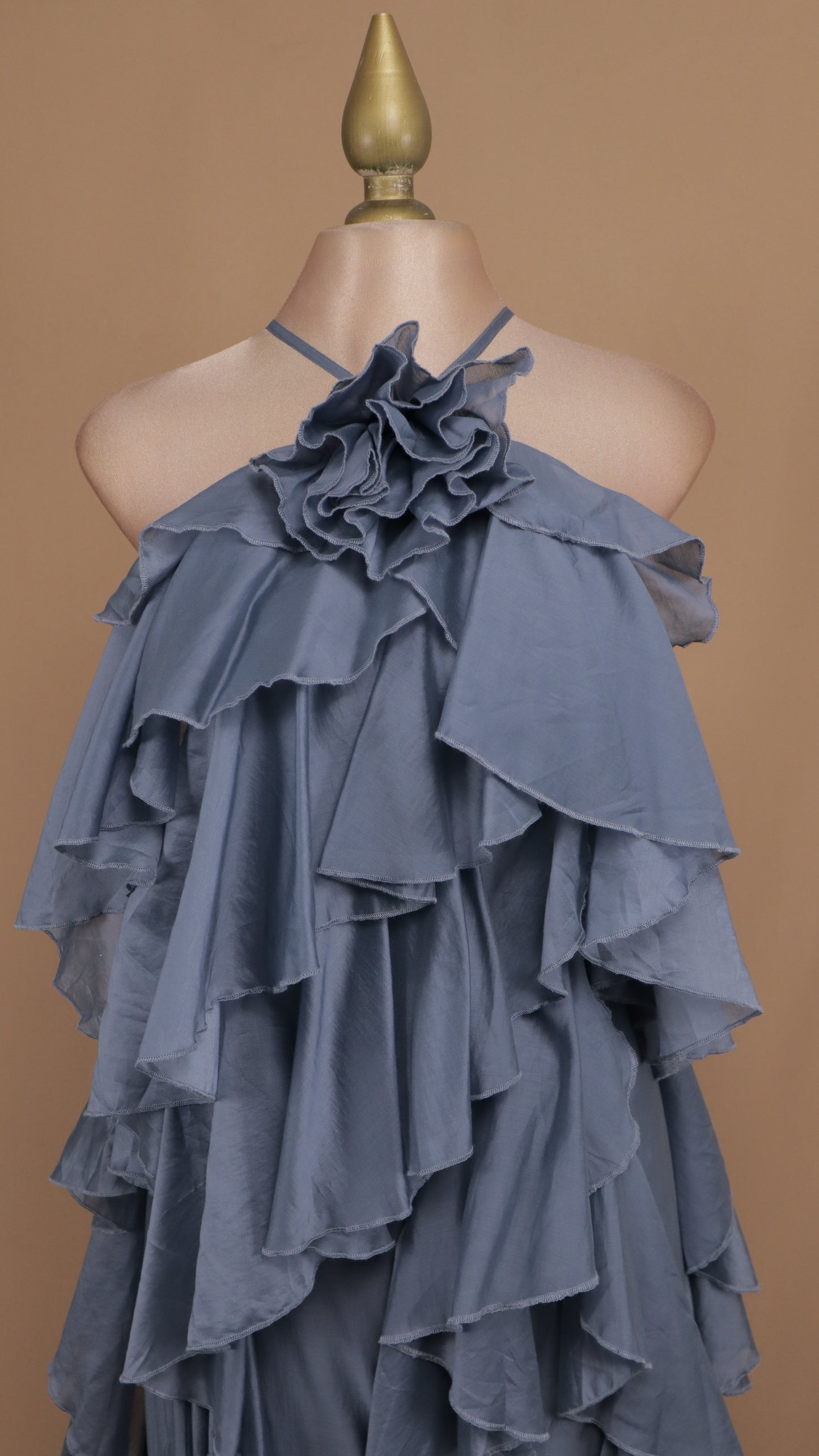 Vestido largo halter y olanes