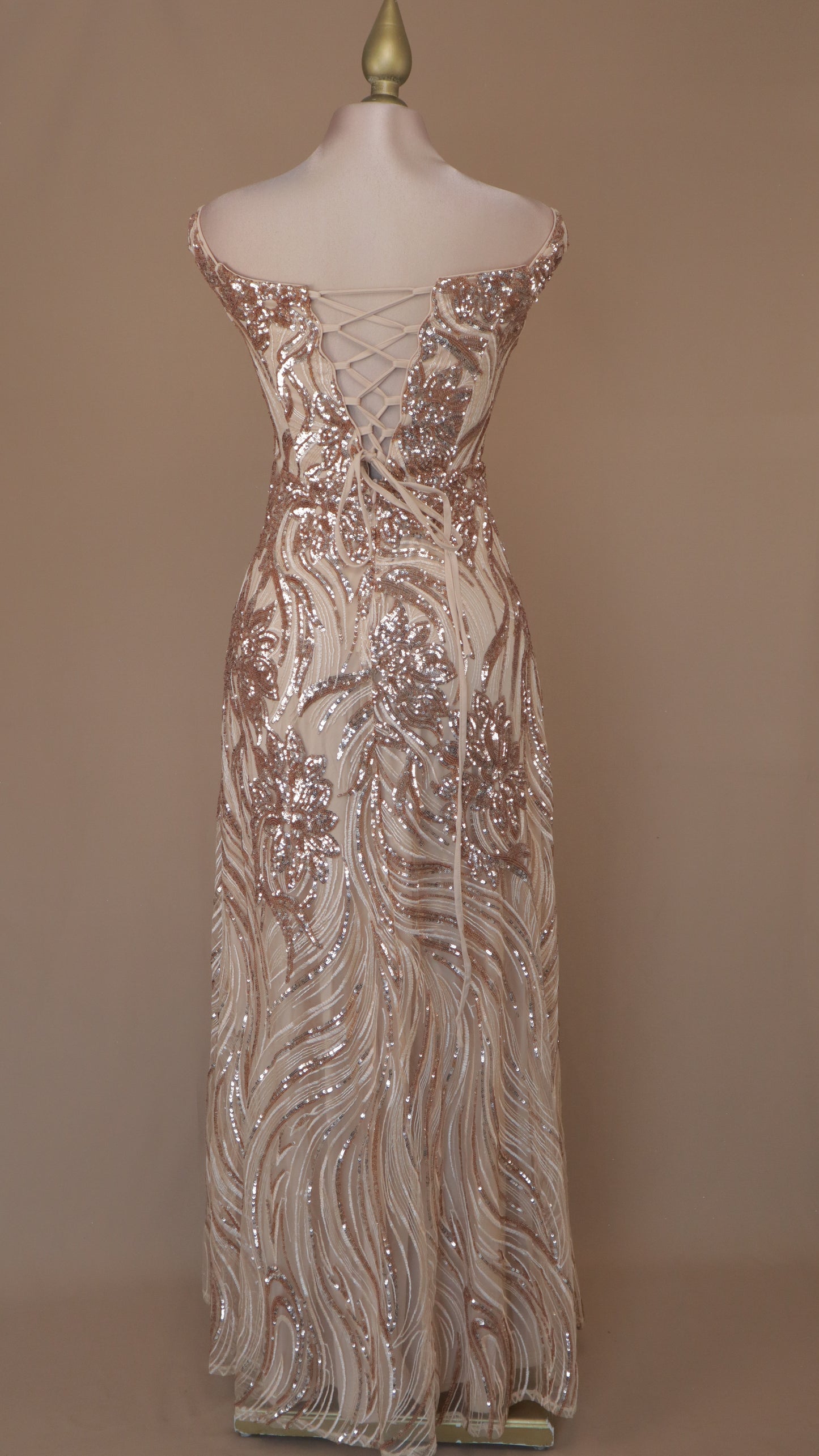 Vestido largo al hombro con lentejuela