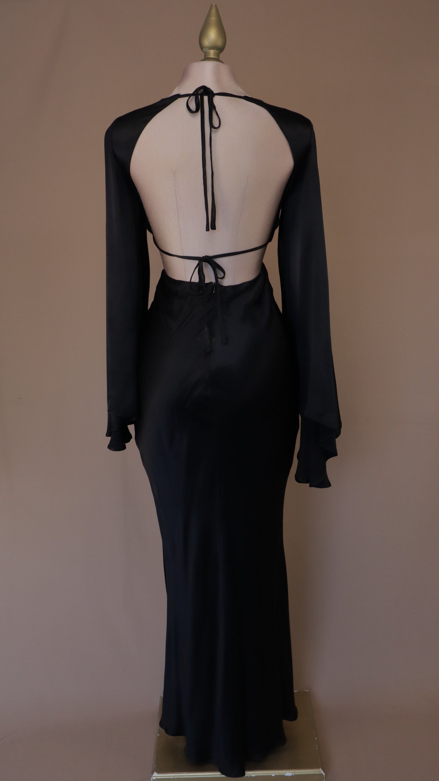 Vestido manga larga con escote en cintura