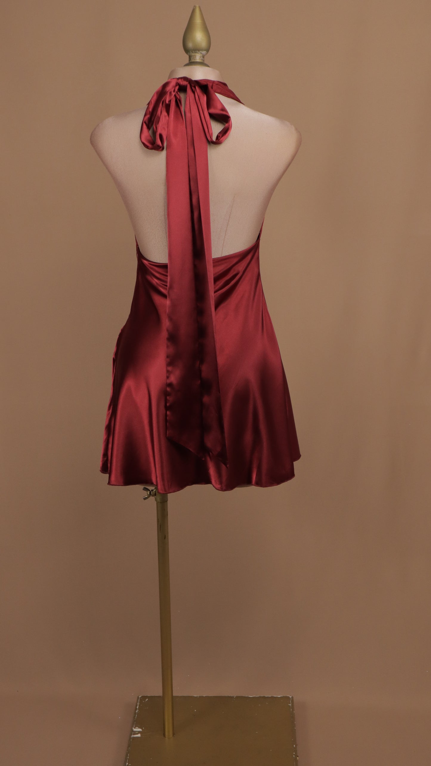 vestido corto halter satinado