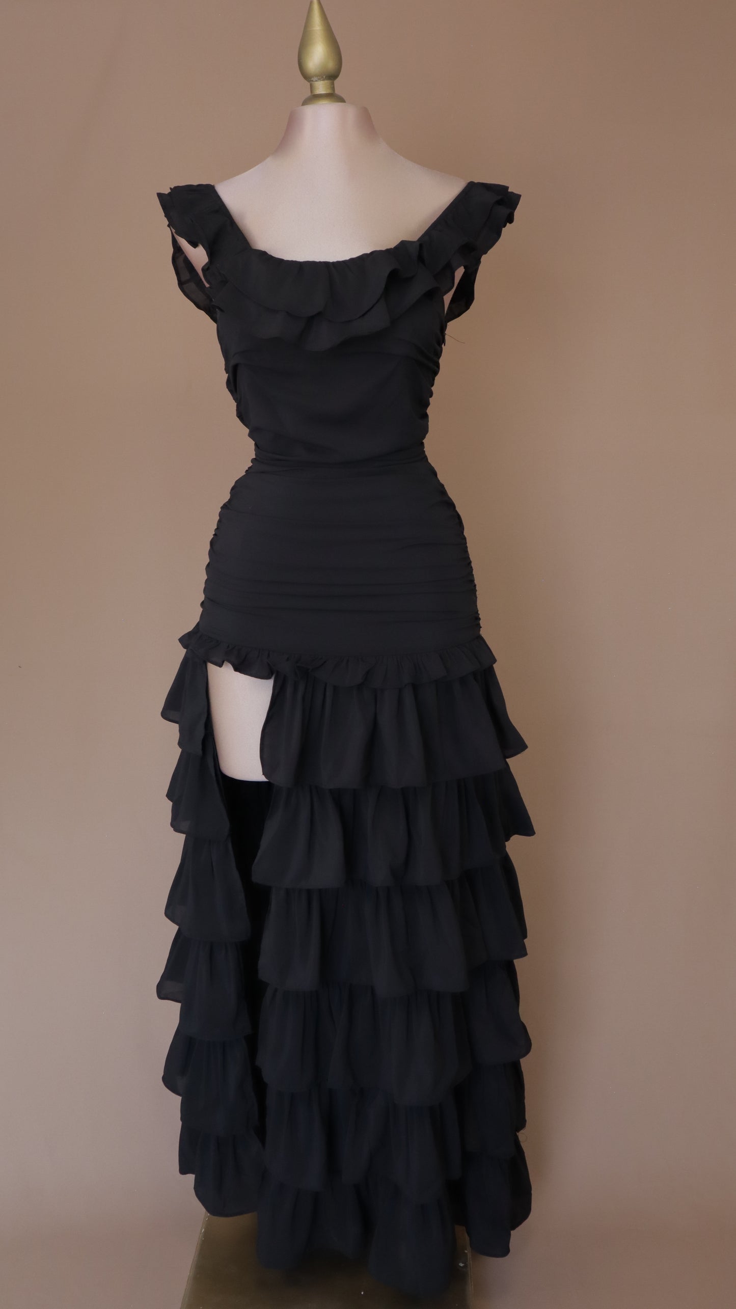 Vestido largo de olanes con abertura en pierna y escote al hombro