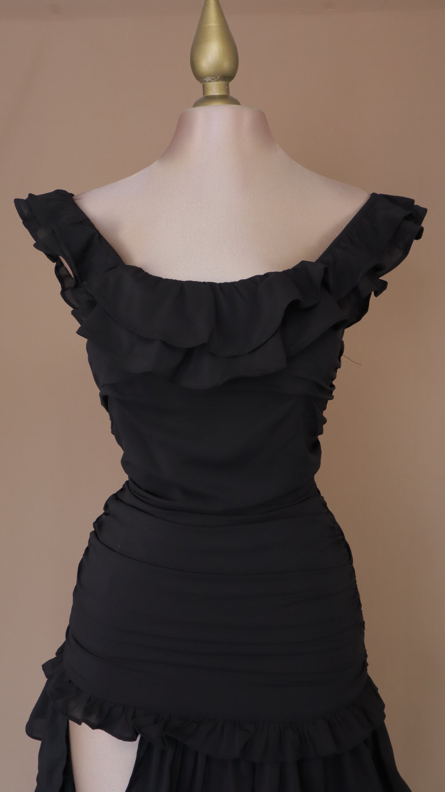 Vestido largo de olanes con abertura en pierna y escote al hombro