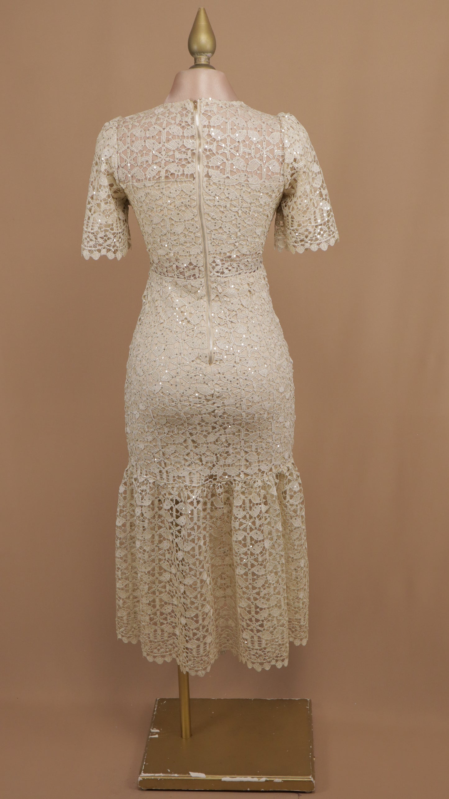 Vestido midi con encaje y manga