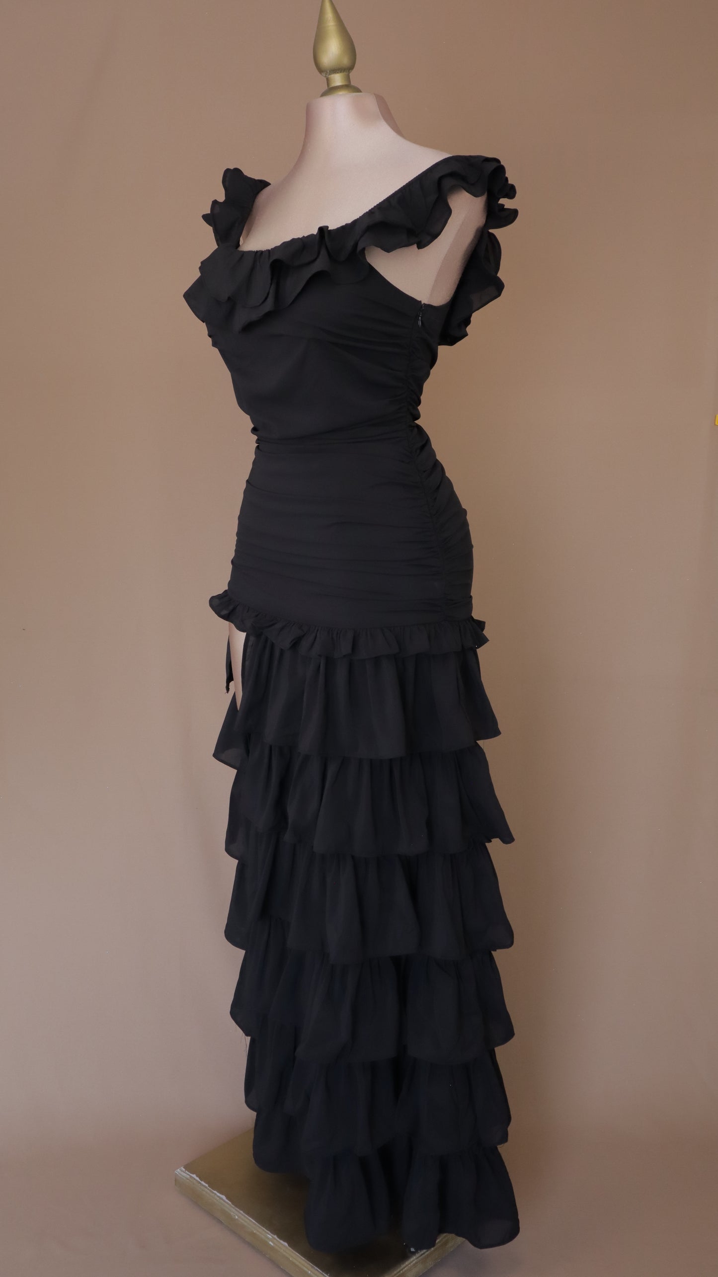 Vestido largo de olanes con abertura en pierna y escote al hombro