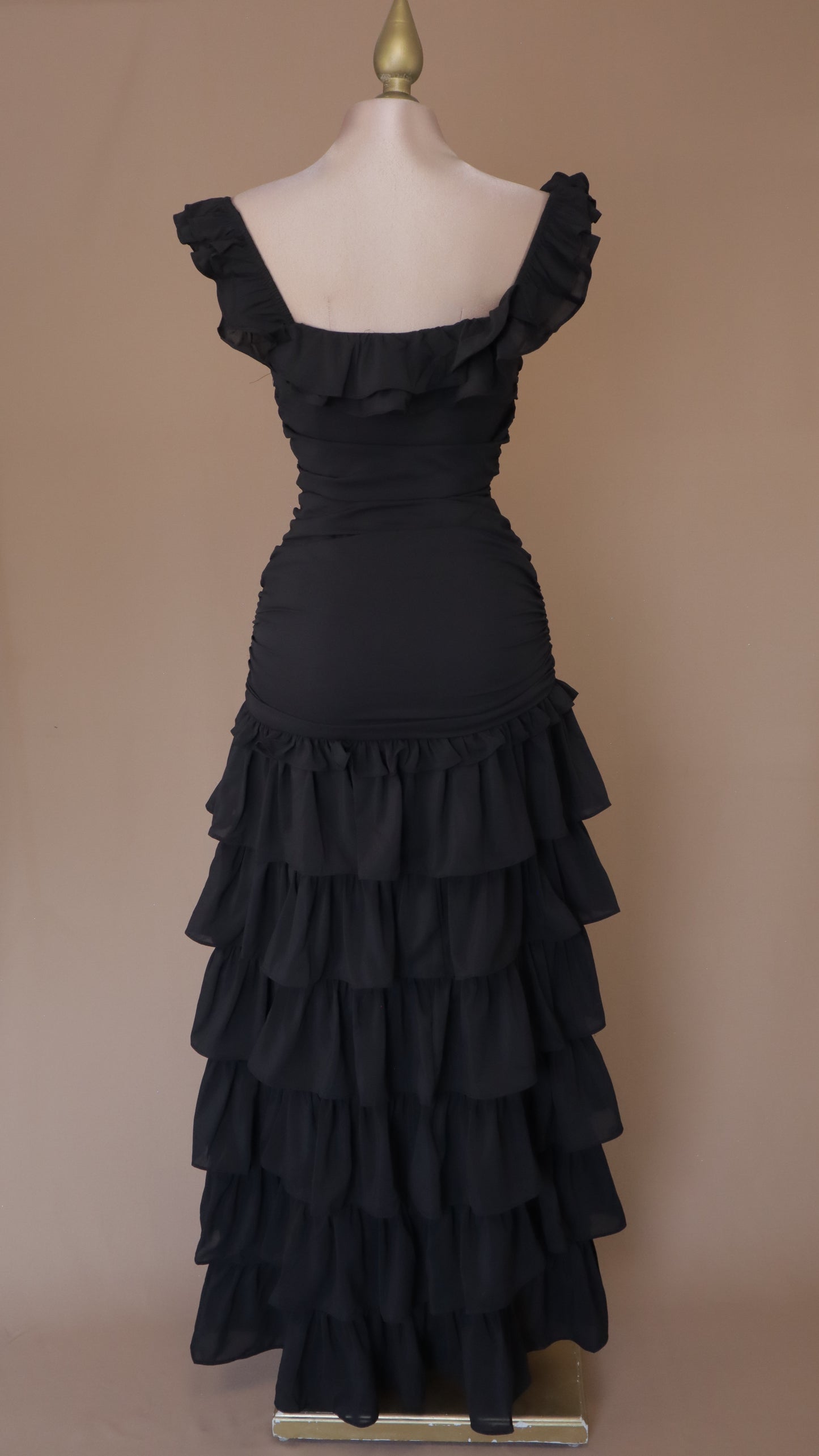 Vestido largo de olanes con abertura en pierna y escote al hombro