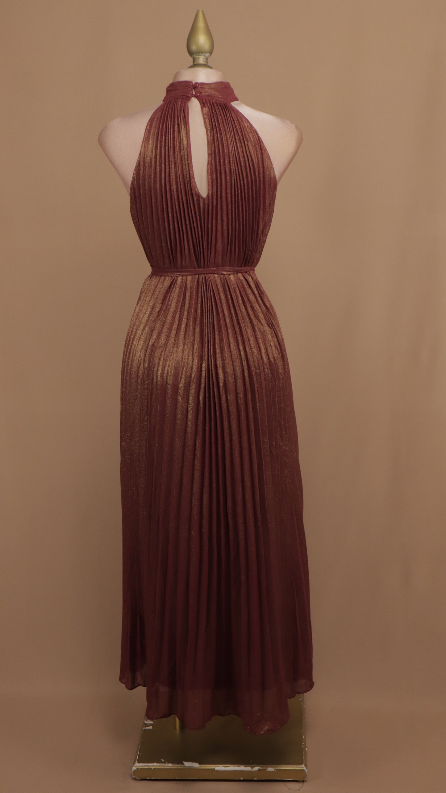 Vestido halter plisado y destellos