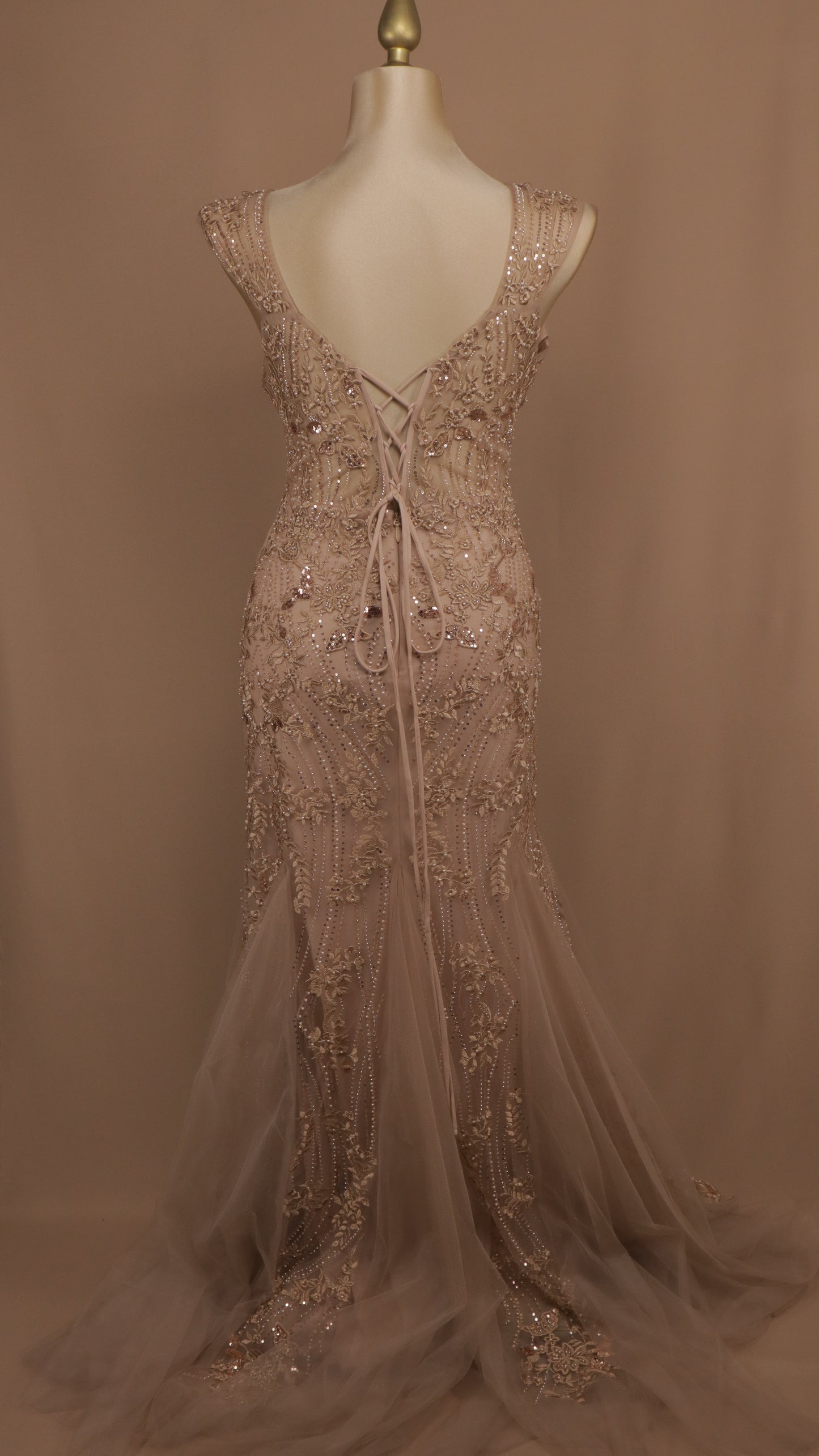 Vestido largo plus size corte sirena con aplicación