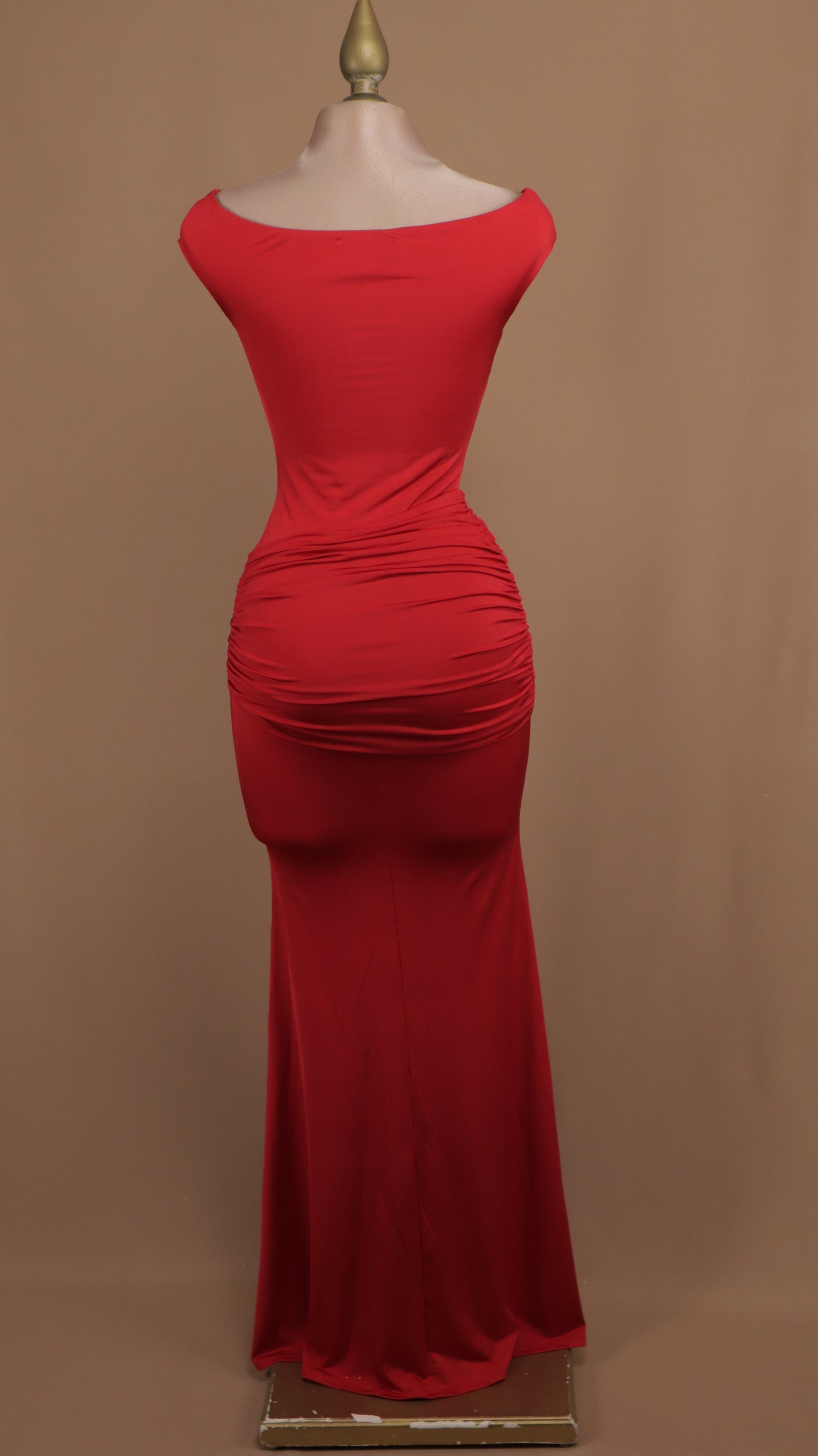 Vestido largo con broche dorado