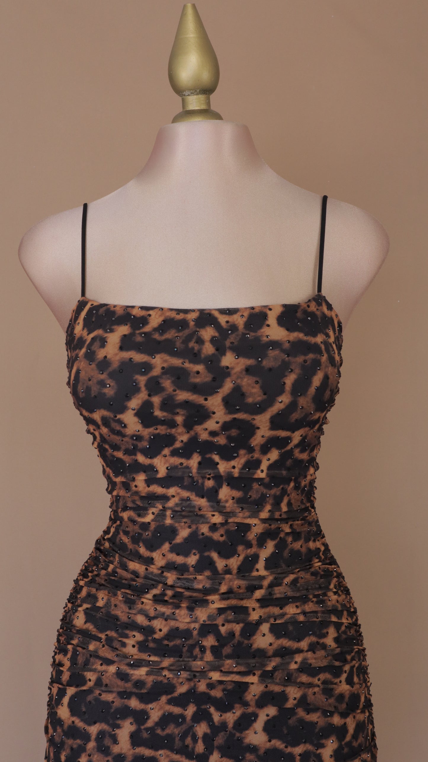 Vestido maxi animal print con escote cruzado en la espalda